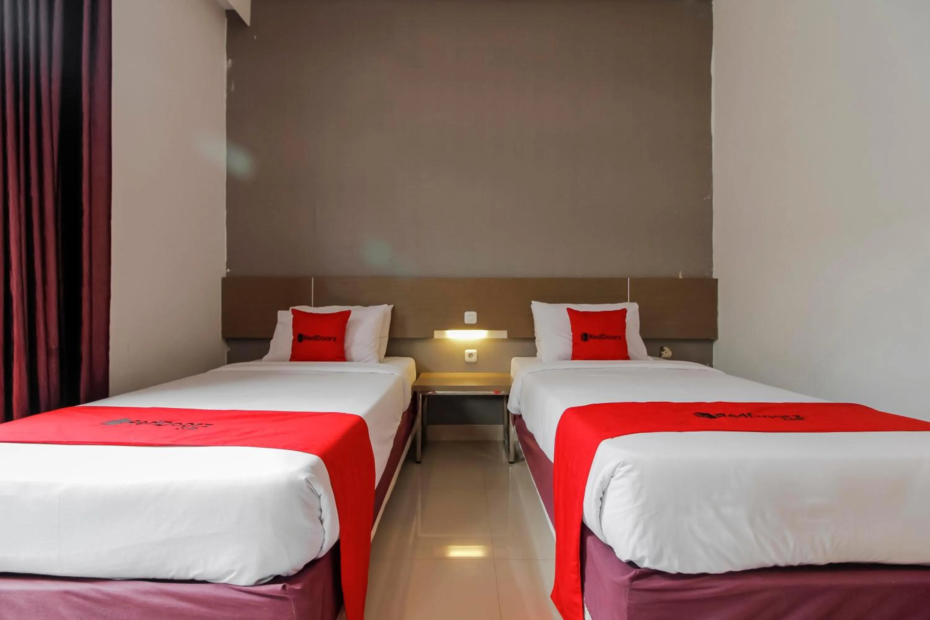 Standard Twin Room in RedDoorz near Goa Sunyaragi
