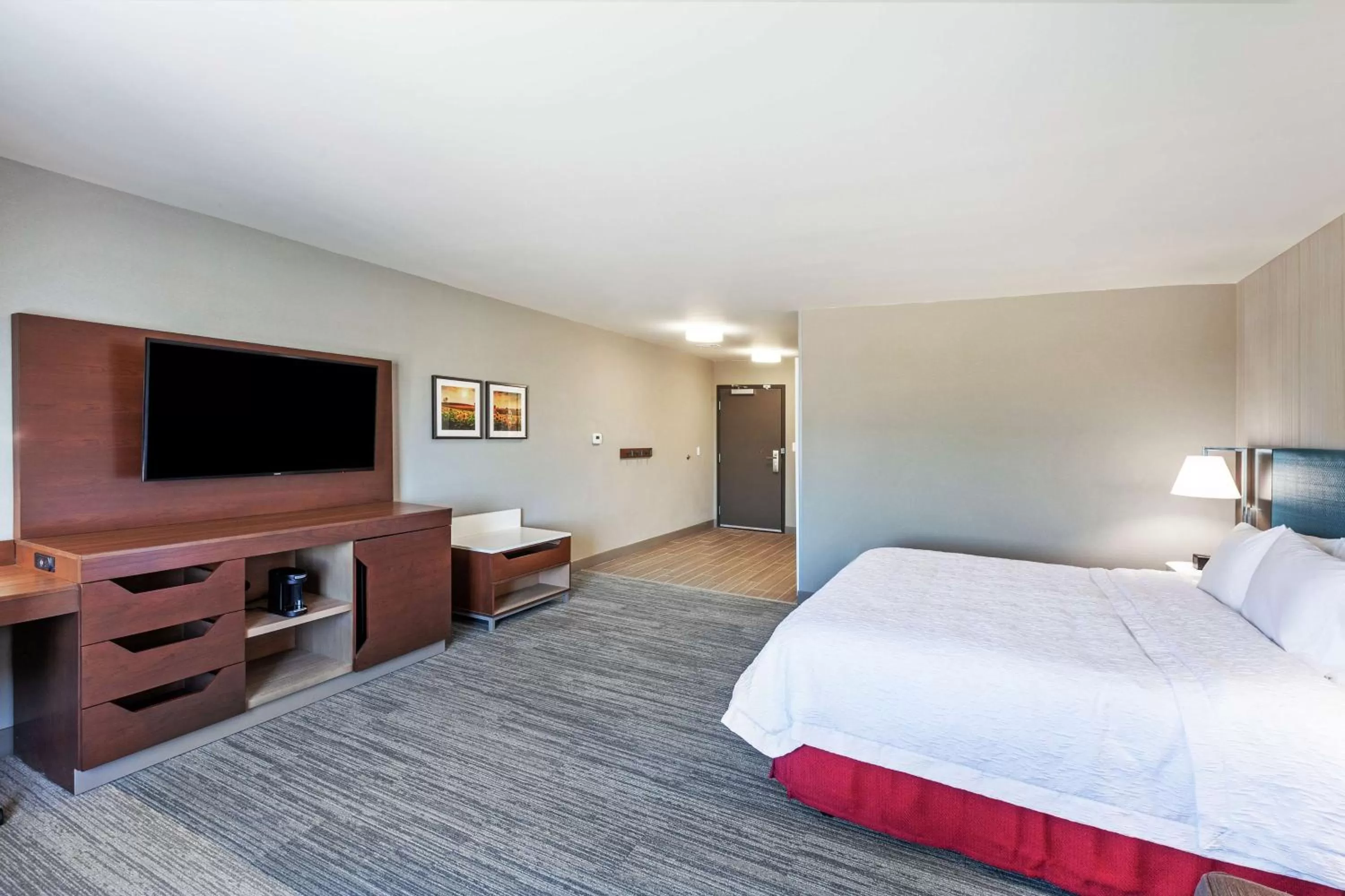 King Room - Hearing Accessible - Non-Smoking in Hampton Inn Gardner