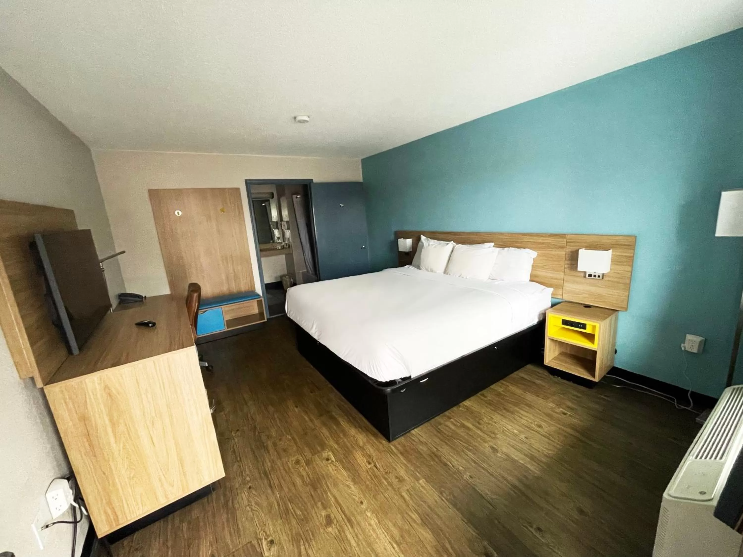 King Room - Disability Access/Non-Smoking in Days Inn by Wyndham Raleigh Glenwood-Crabtree