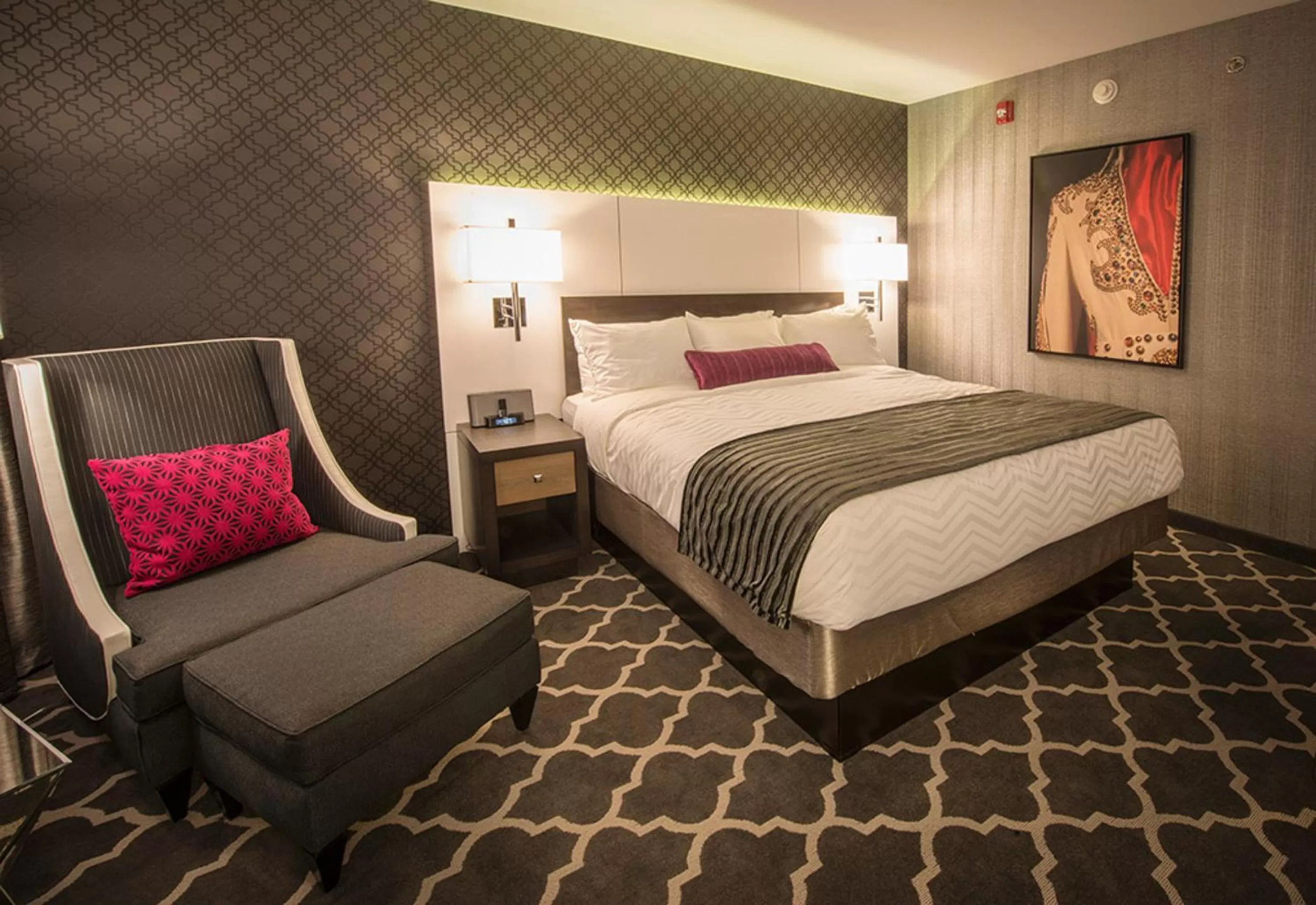 Superior King Room with Courtyard View - Connecting in The Guest House at Graceland