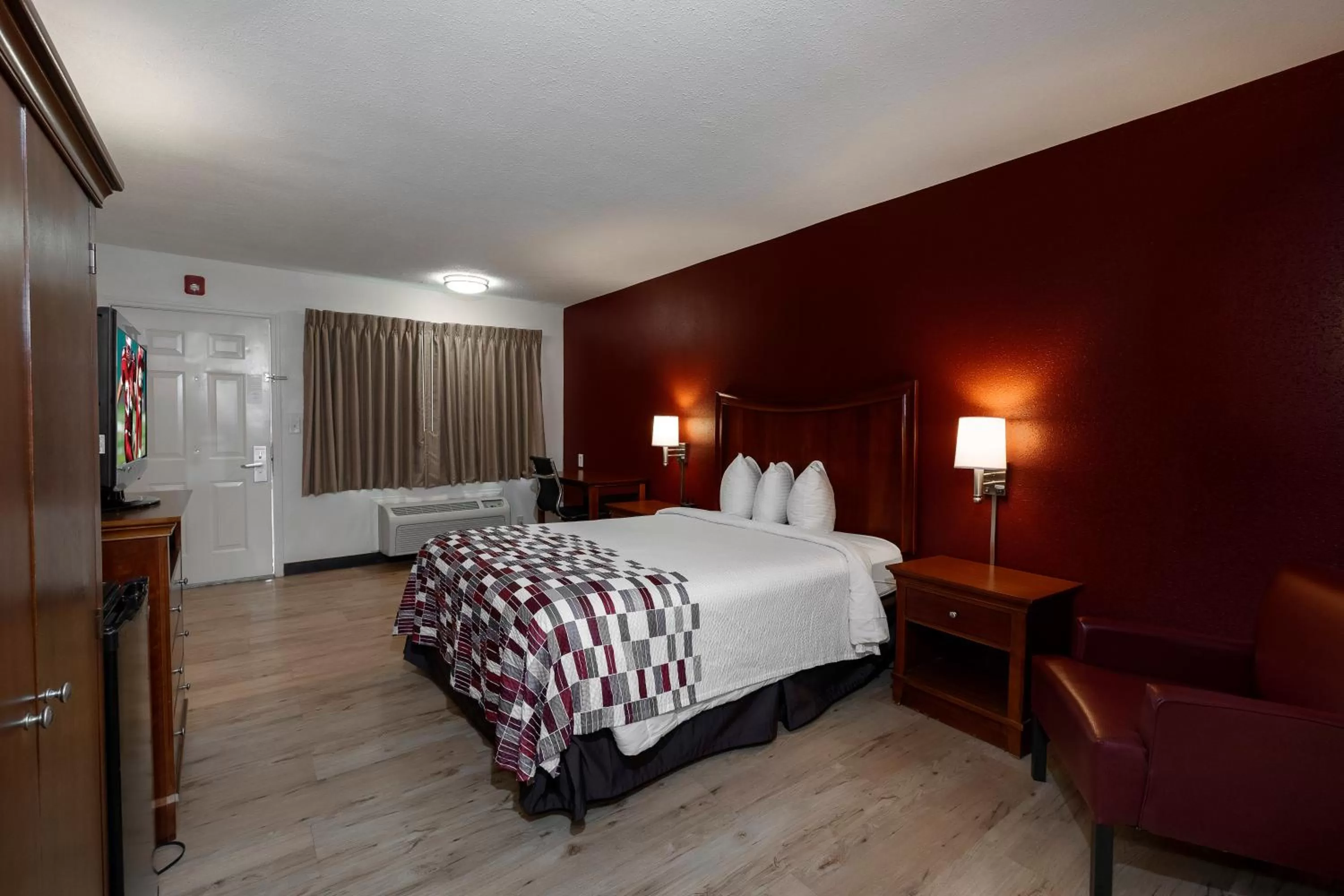 Deluxe Queen Room with Kitchenette Non-Smoking in Red Roof Inn Dothan