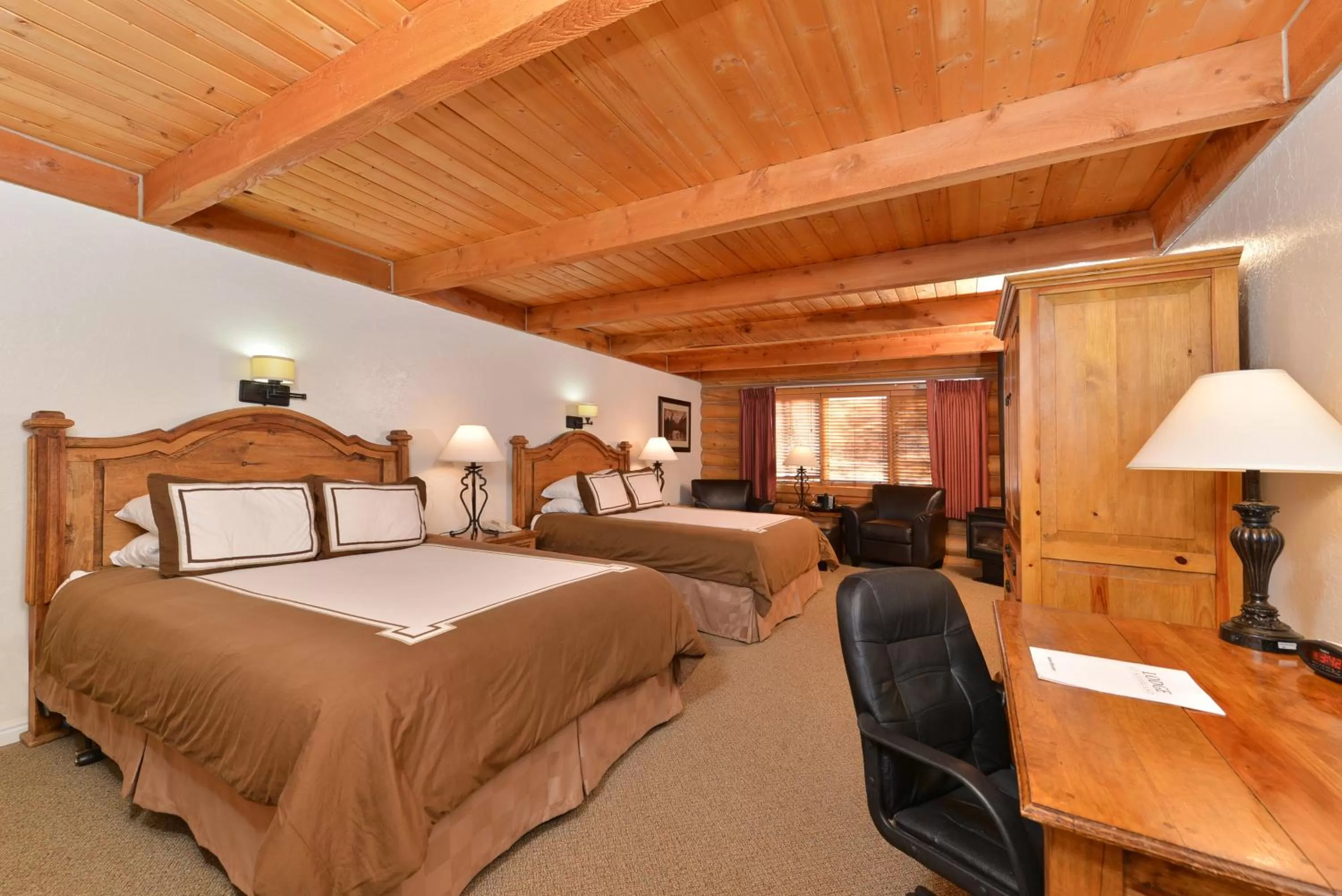 Queen Room in The Boulder Creek Lodge