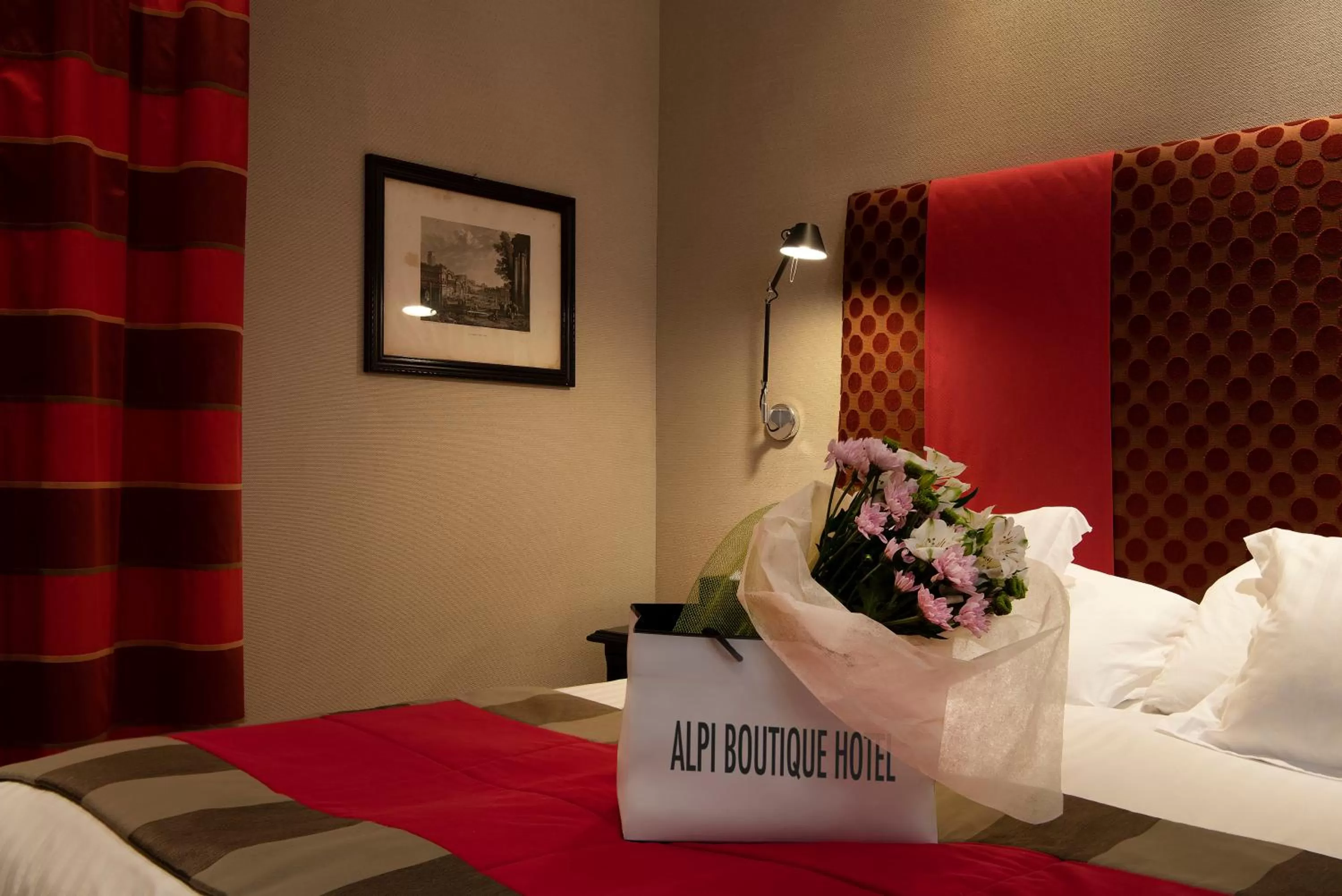 Bedroom, Bed in Alpi Hotel
