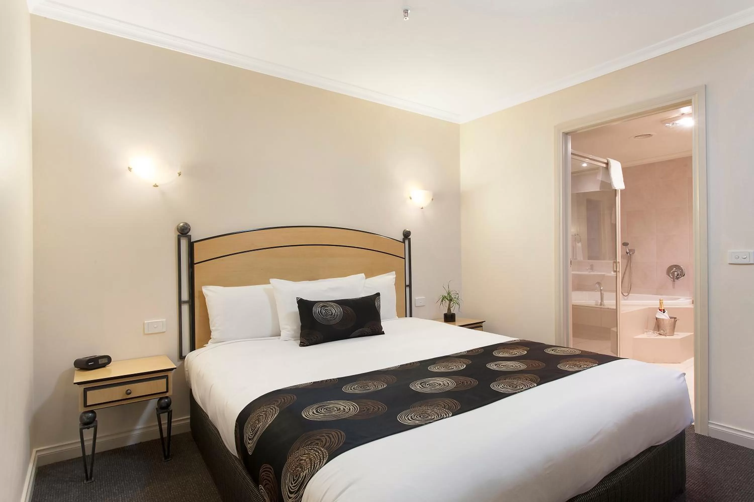 Suite with Spa Bath in Melbourne Metropole Central Official
