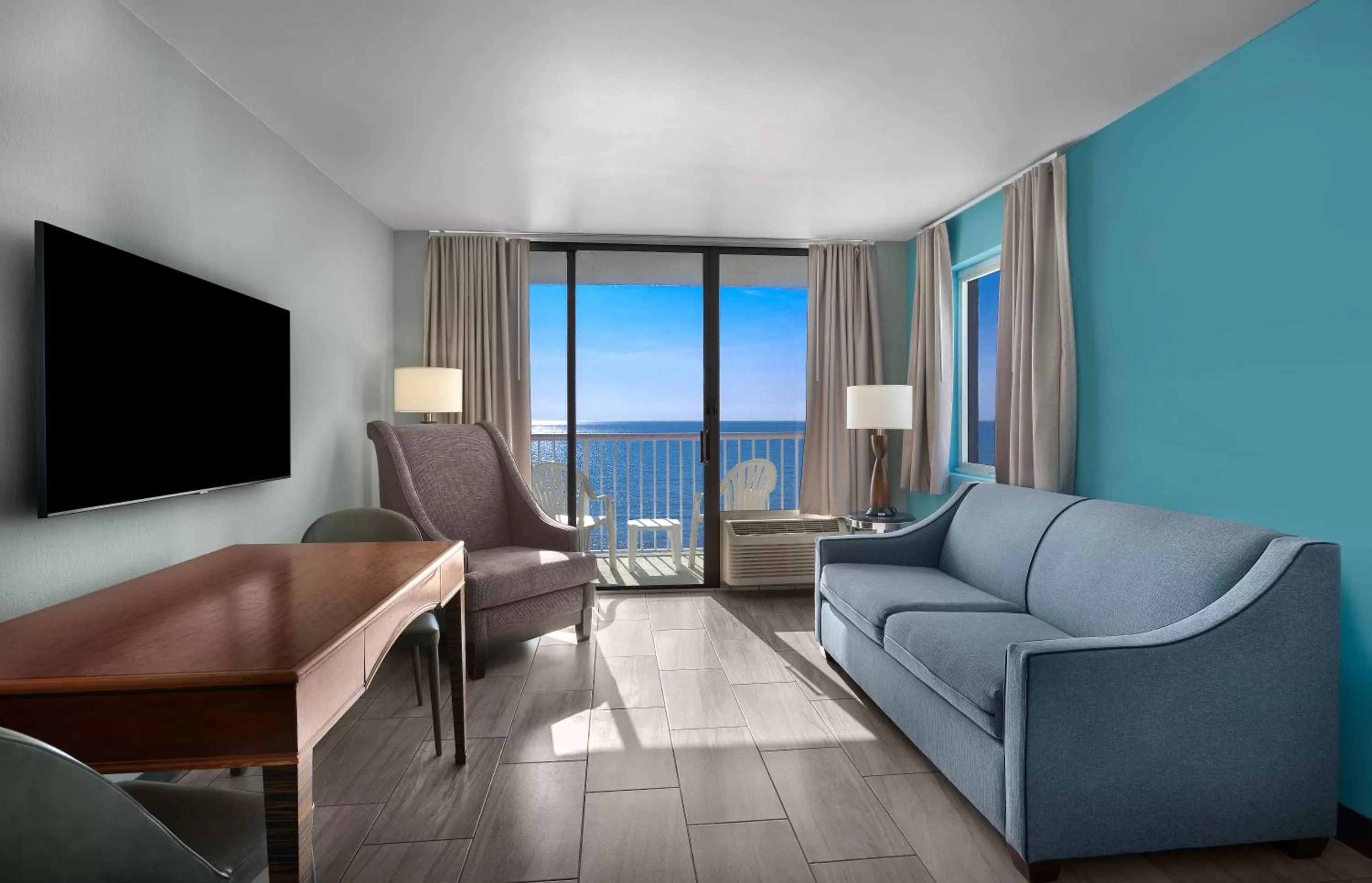 Oceanfront King Suite with Spa Bath in Crown Reef Beach Resort and Waterpark