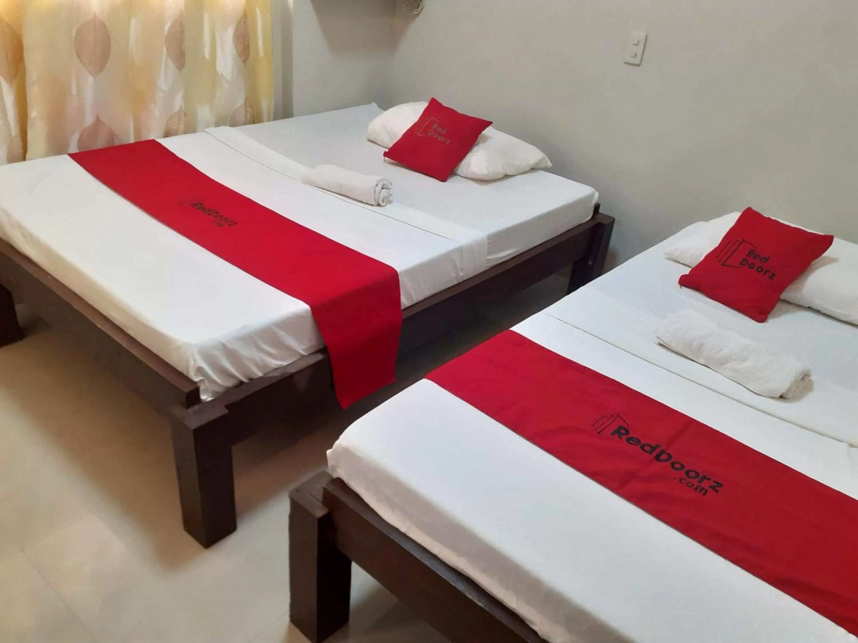 Triple Room in RedDoorz @ VP Inting Street