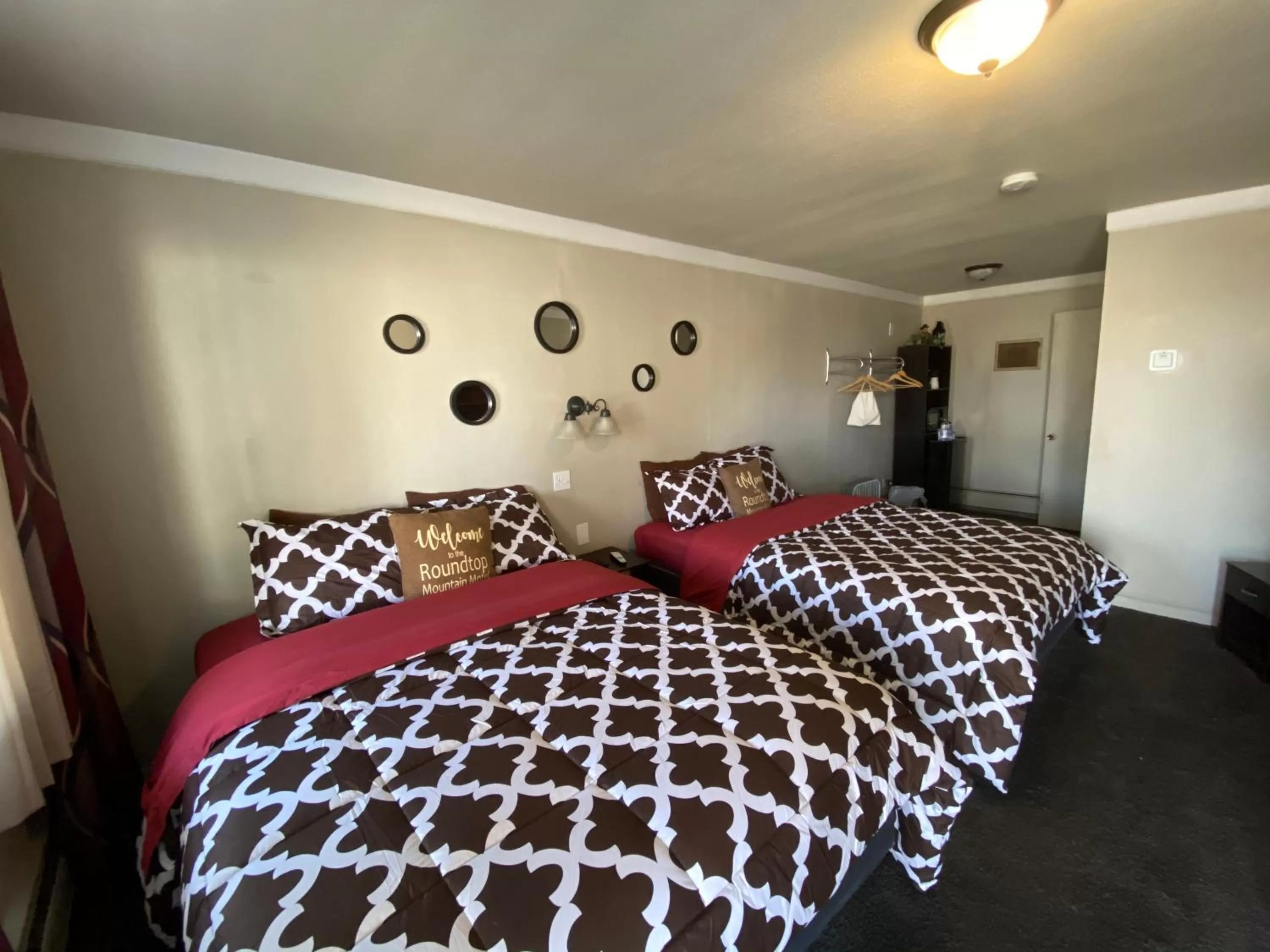 Standard Double Queen Room in Roundtop Mountain Vista - Cabins and Motel