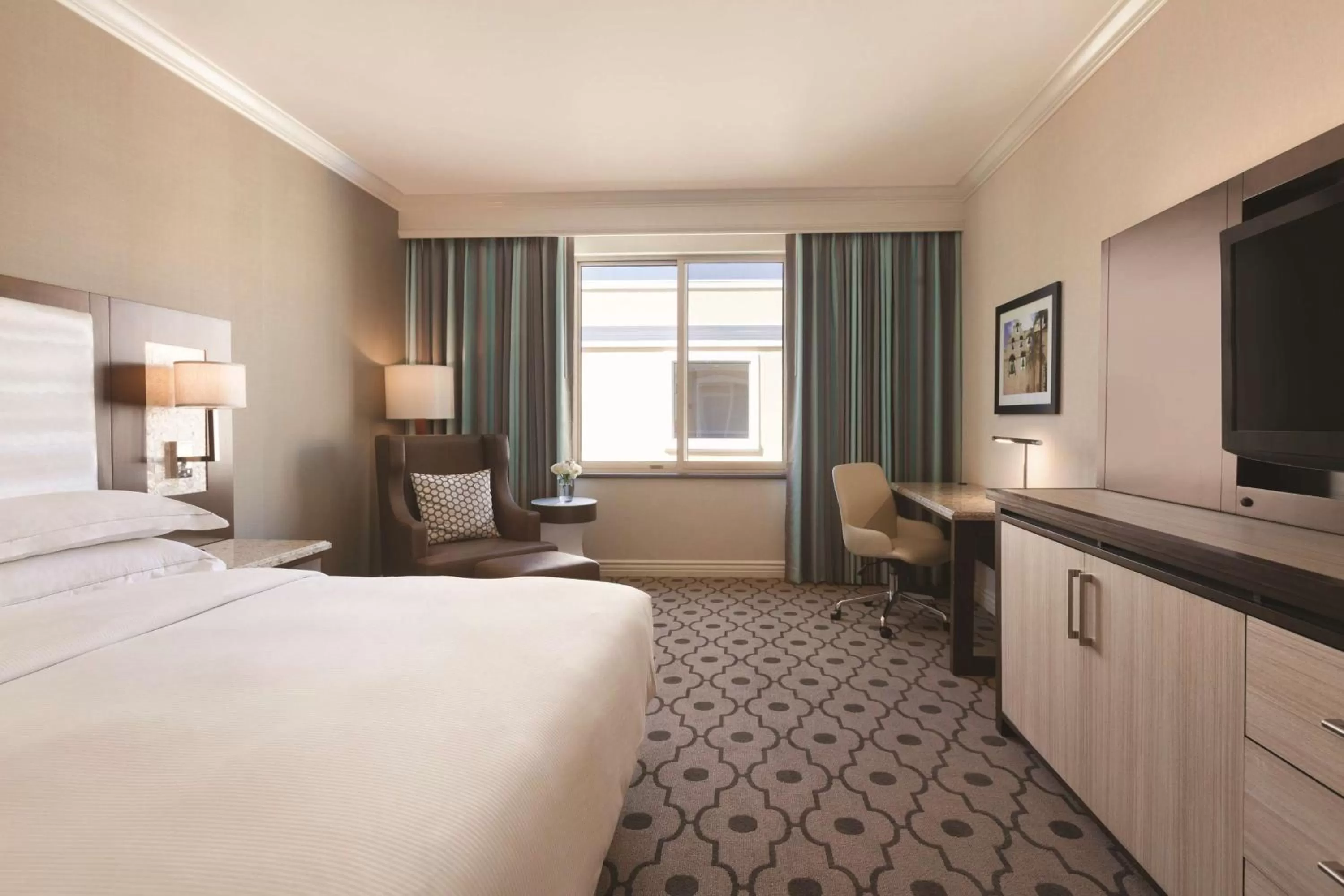 Superior King Room in Hilton Los Angeles/San Gabriel