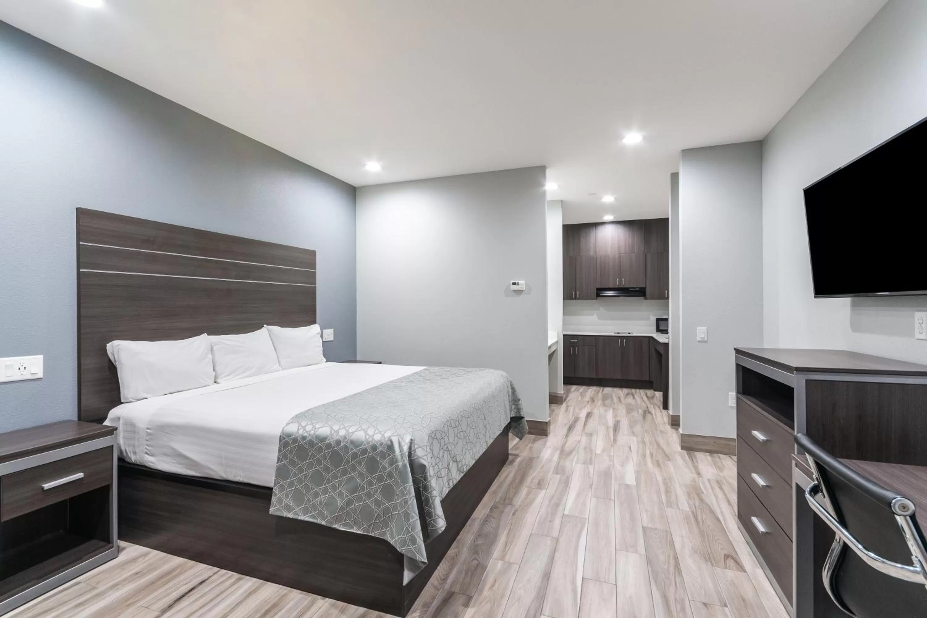 King Bed Suite with Kitchenette in Americas Best Value Inn & Suites Northeast Houston Downtown I-610