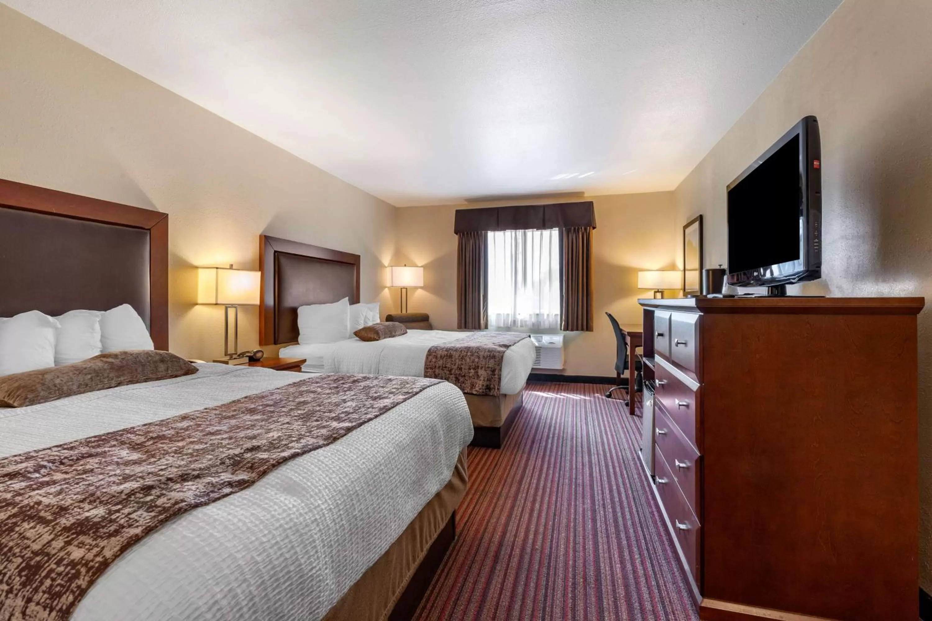 Queen Room with Roll In Shower - Disability Access in Best Western PLUS Sparta Trail Lodge