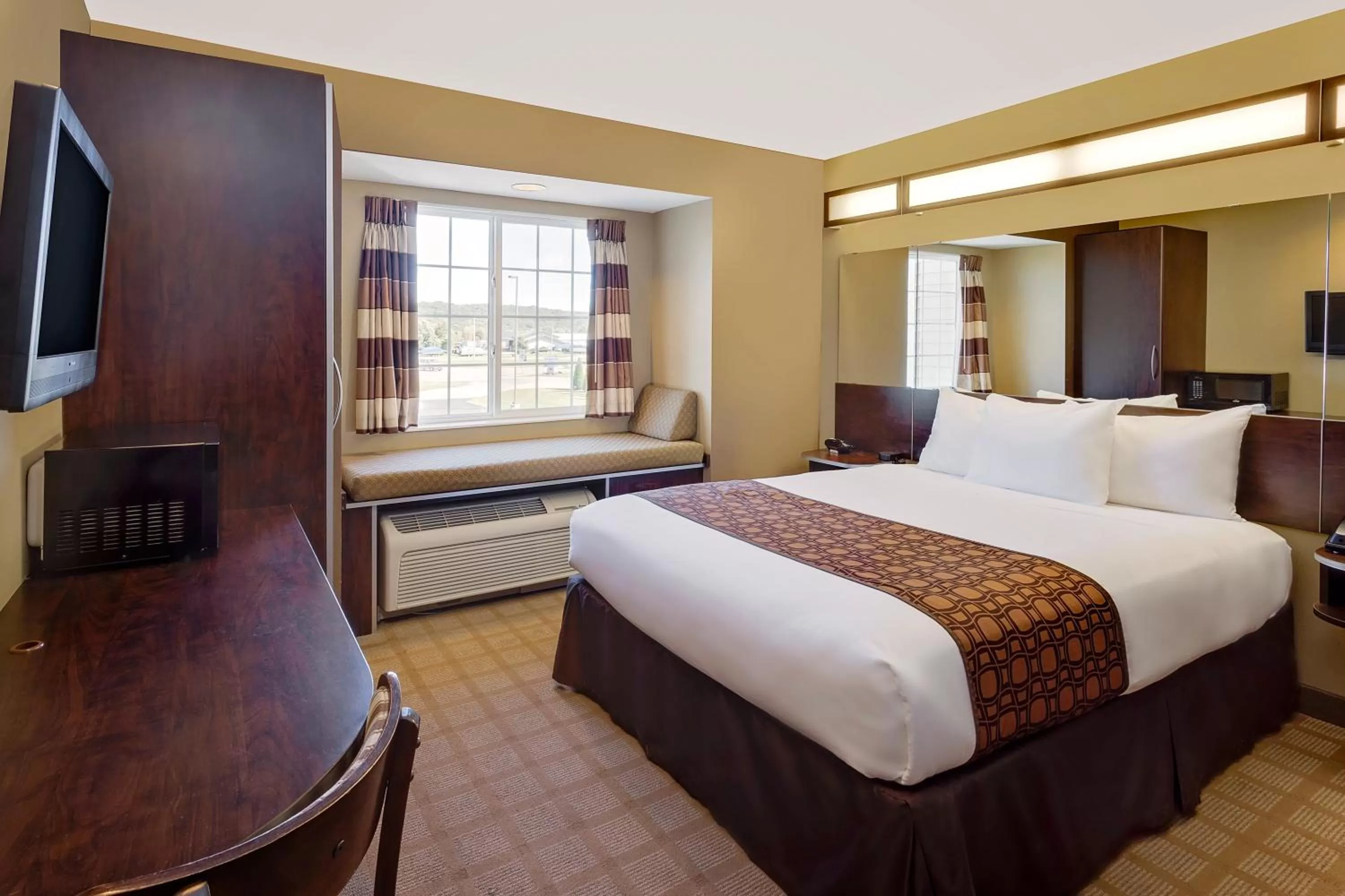 Queen Room - Mobility Access/Non-Smoking in Microtel Inn & Suites by Wyndham Prairie du Chien