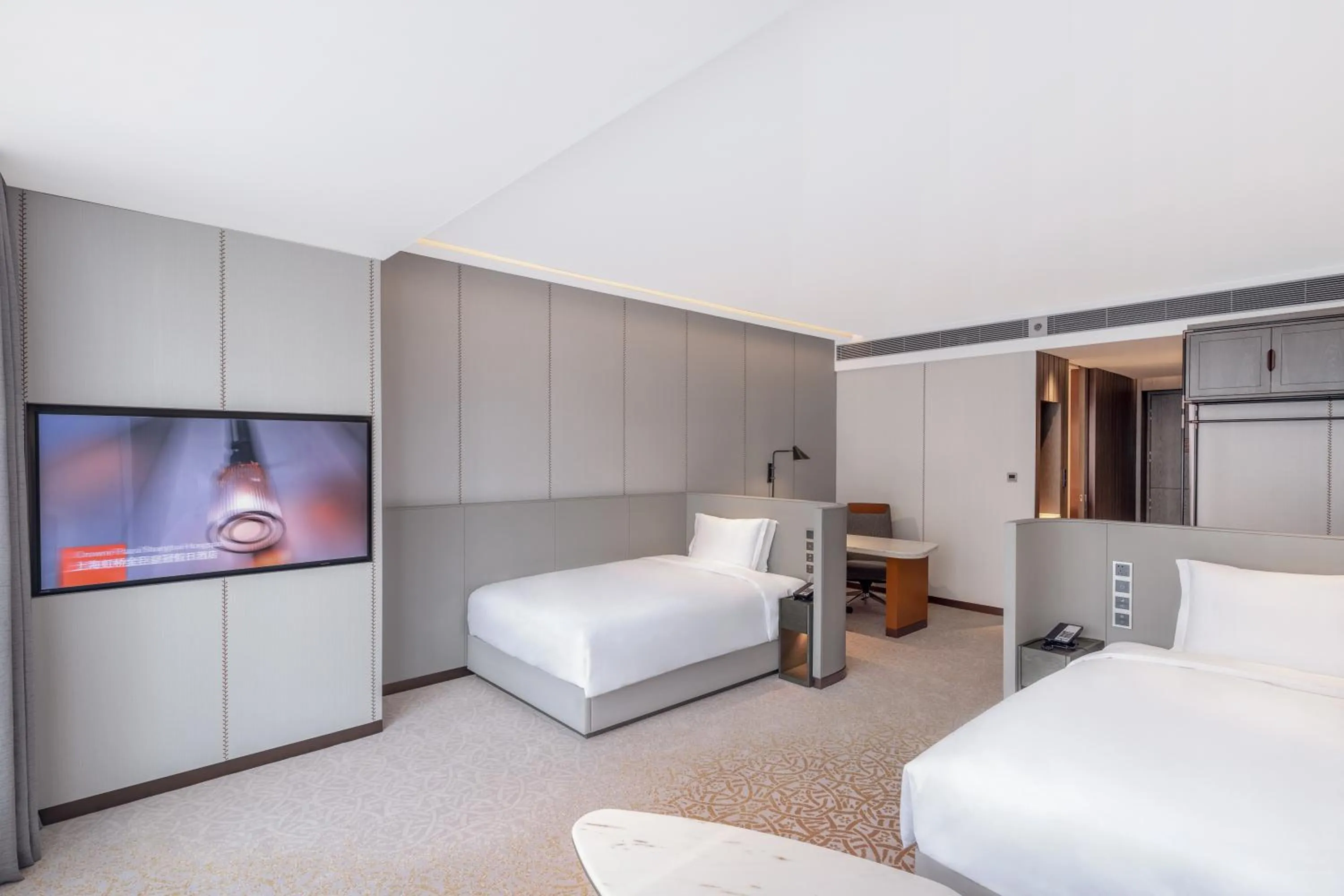 Standard Twin Room - Lounge Access in Crowne Plaza Qingdao Jinshui by IHG