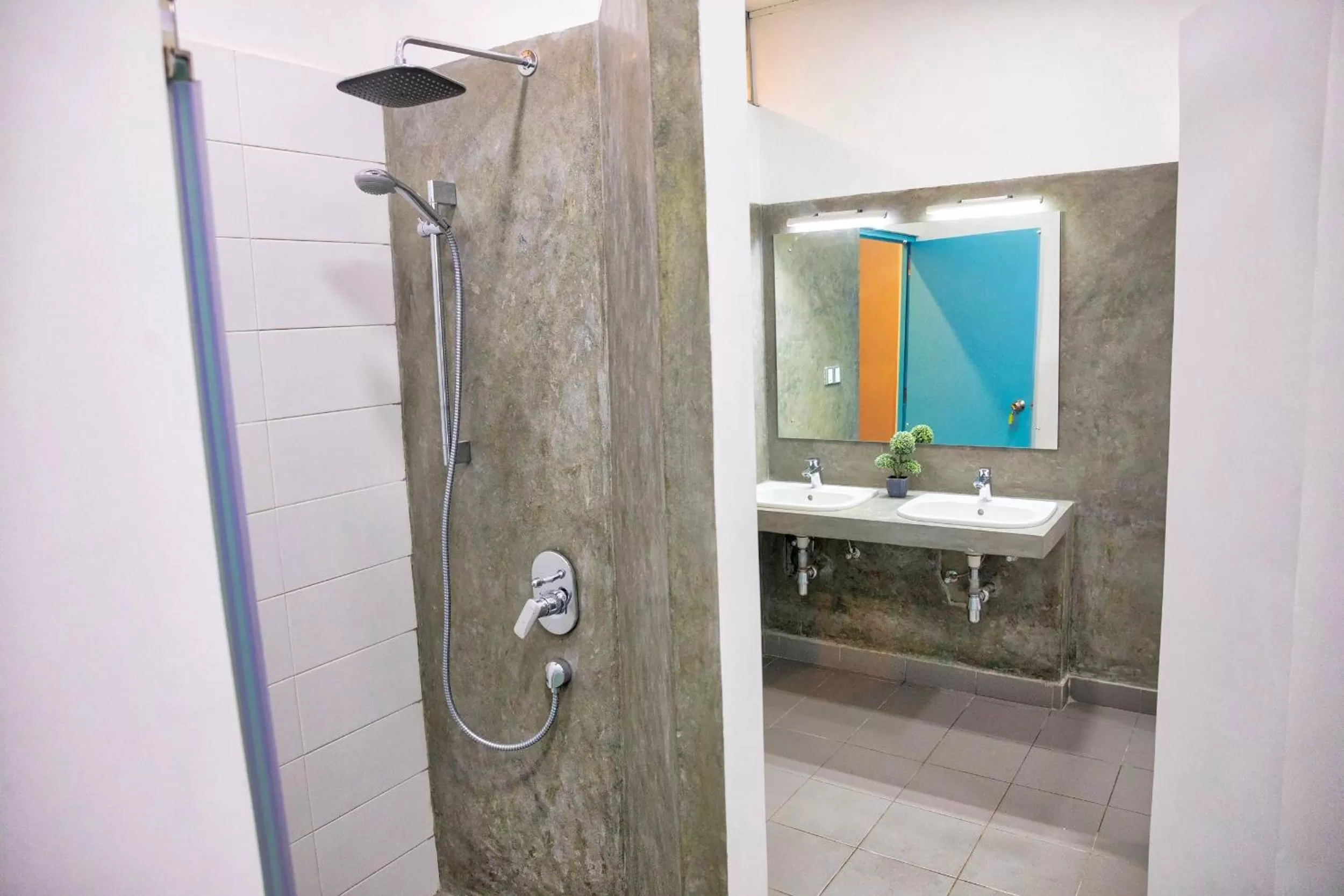 Queen Room with Shared Bathroom with 10% Discount on Laundry in C 1 Colombo Fort