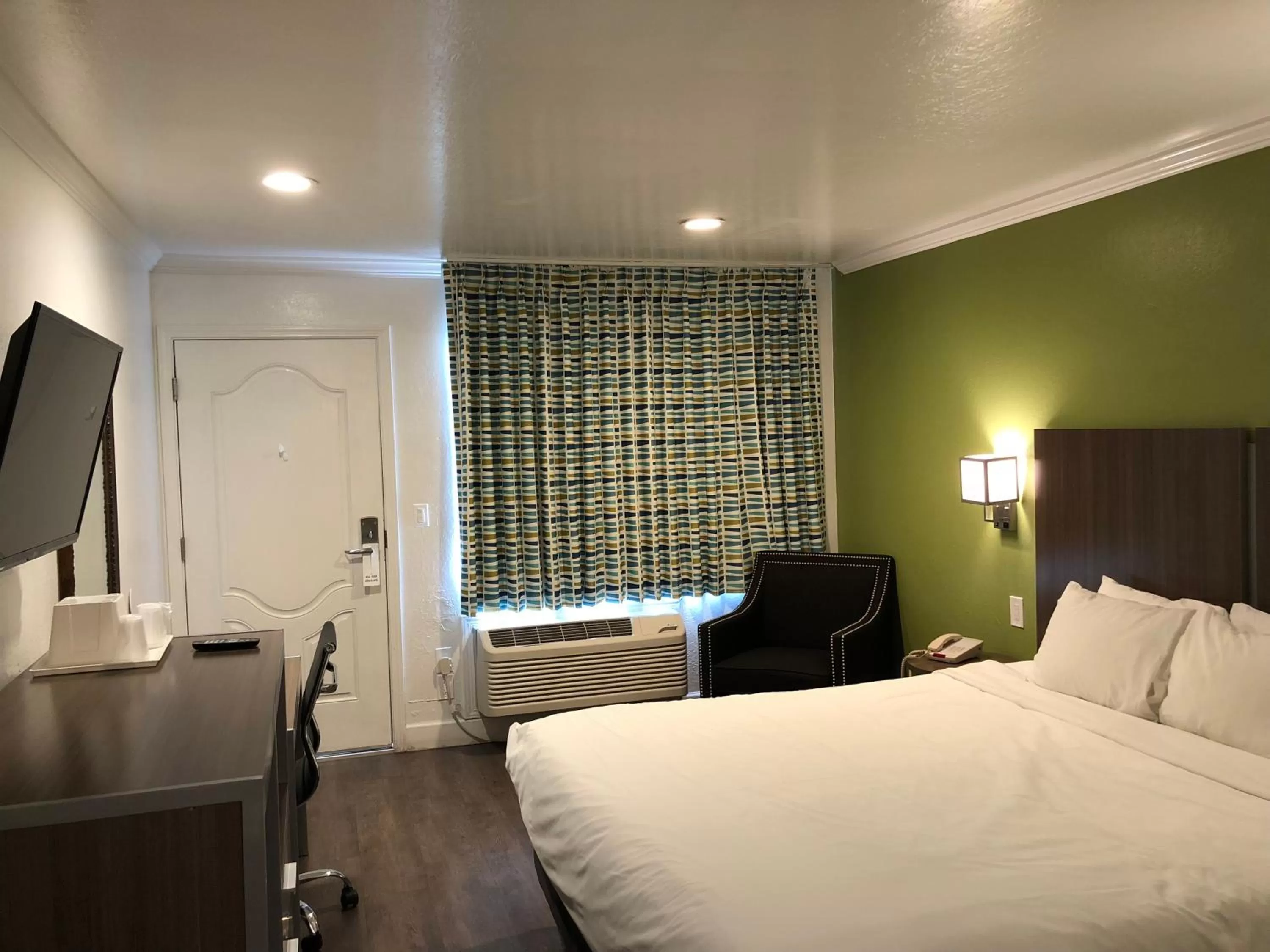 Deluxe King Room in Gilroy Inn