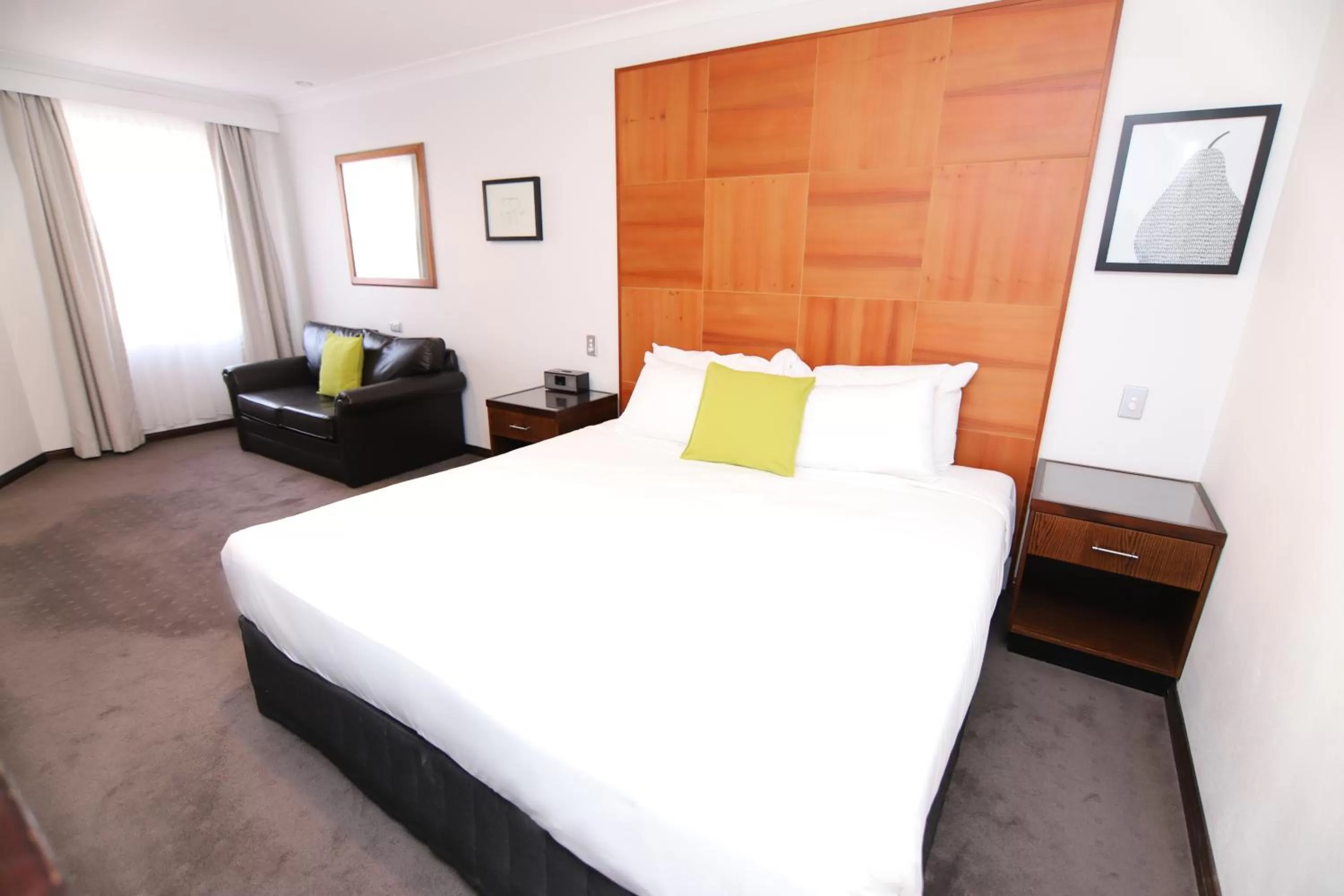 King Suite with Spa Bath - Loft in Best Western Plus Goulburn