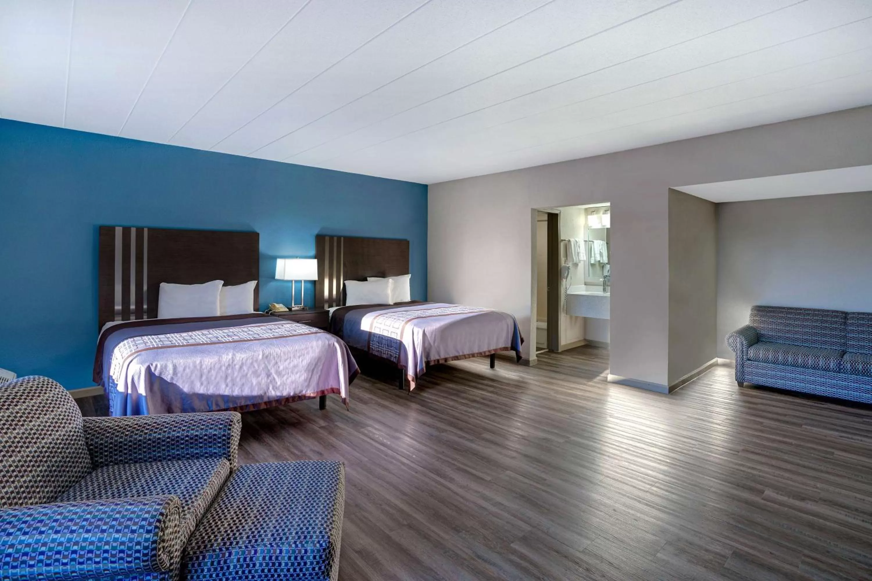 Deluxe Queen Room with Two Queen Beds - single occupancy - Smoking in Motel 6 Burlington