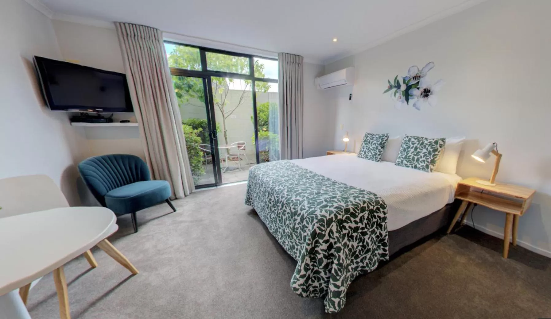 Studio with Courtyard in Alpine Lake Motel