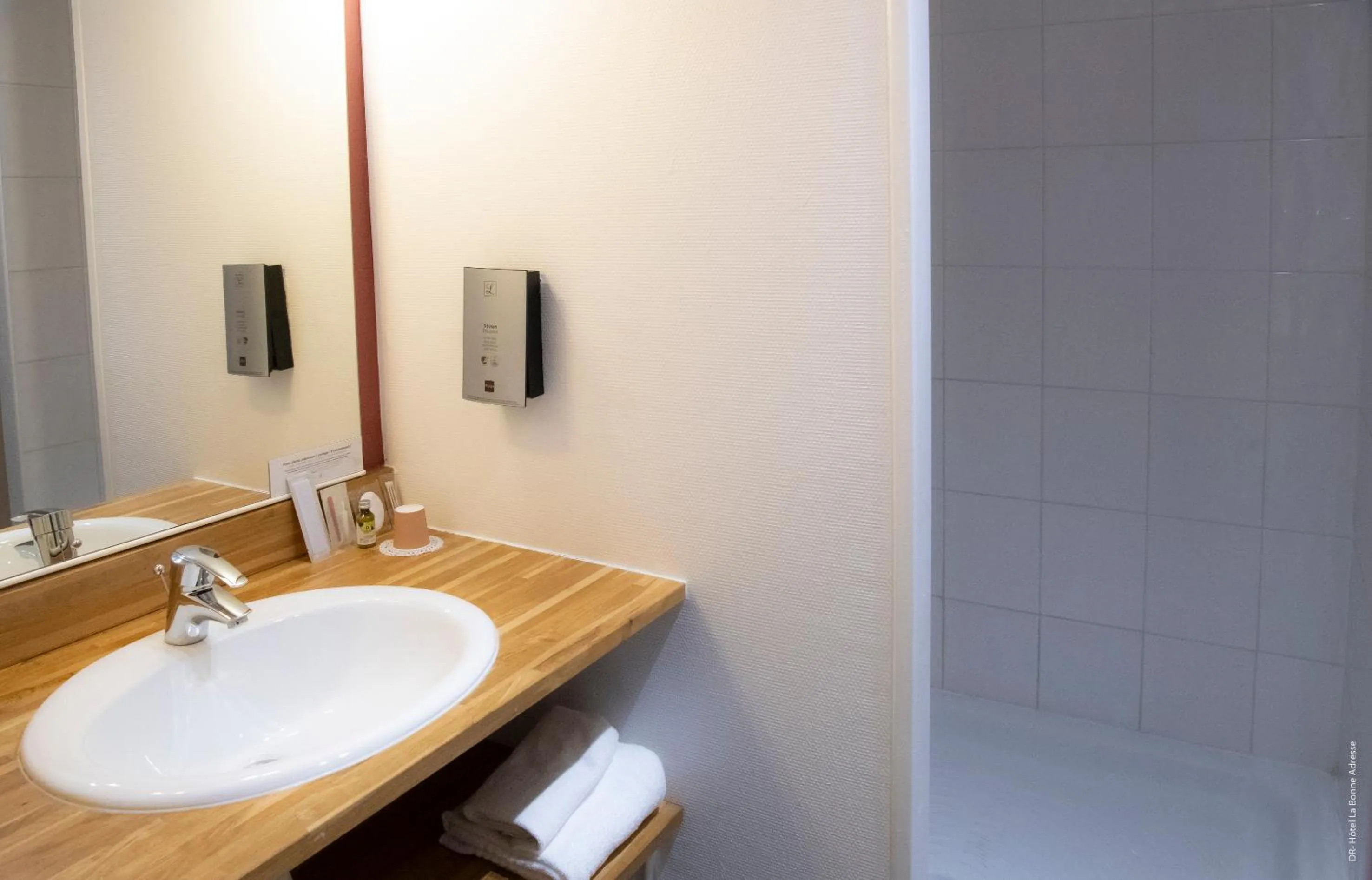 Double or Twin Room with Private Bathroom in Hotel de Charme La Bonne Adresse - Logis hotels