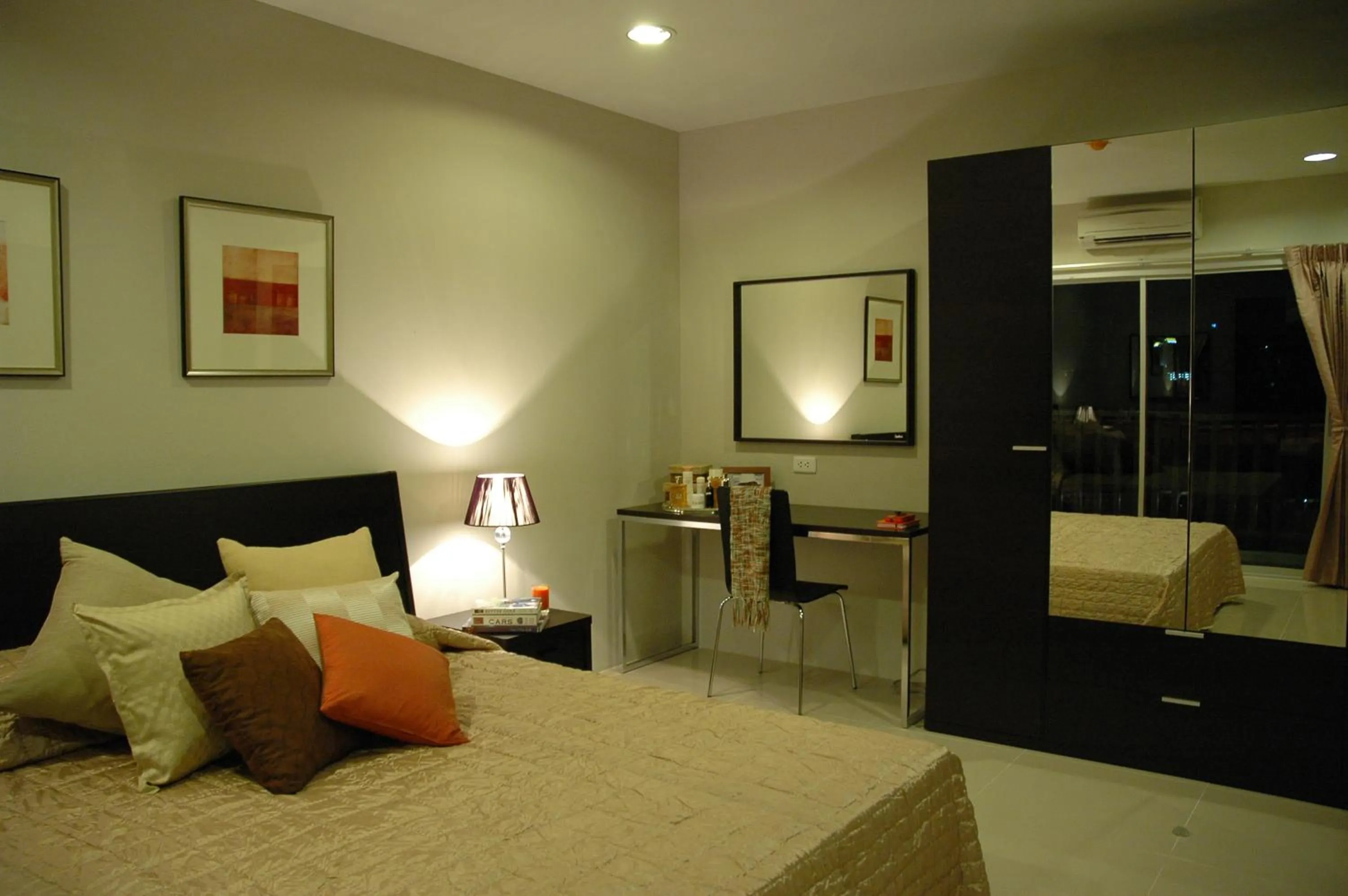 One-Bedroom Suite in Bangkok Living
