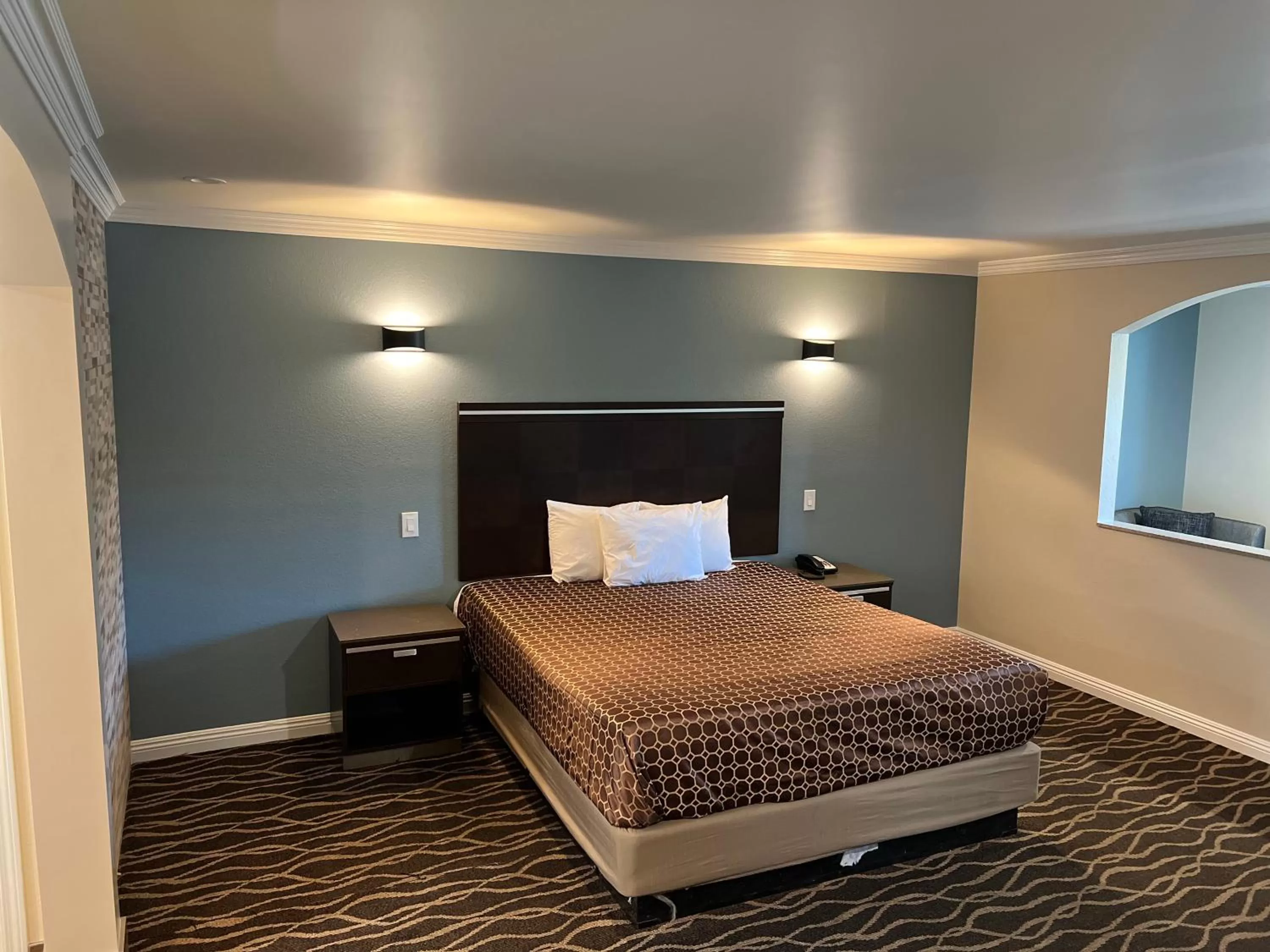 King Room with Spa Bath in Walnut Inn & Suites West Covina