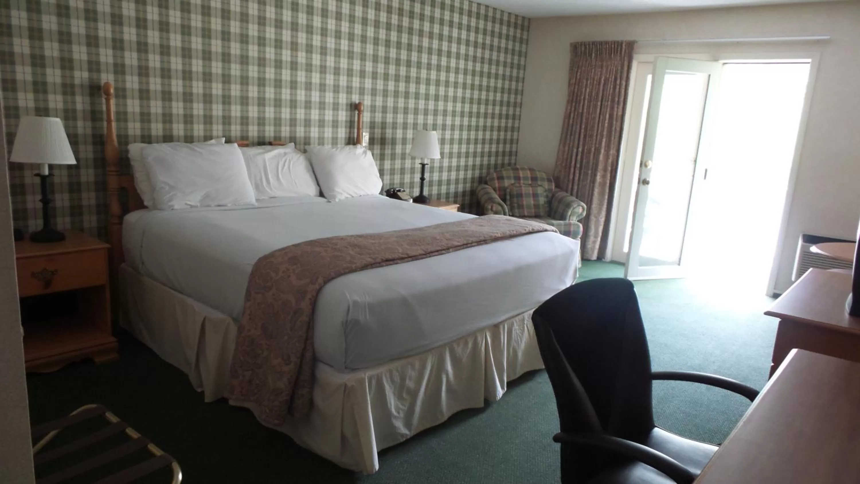 King Room with Balcony - Non Smoking/Interior Hall in Green Granite Inn, Ascend Hotel Collection