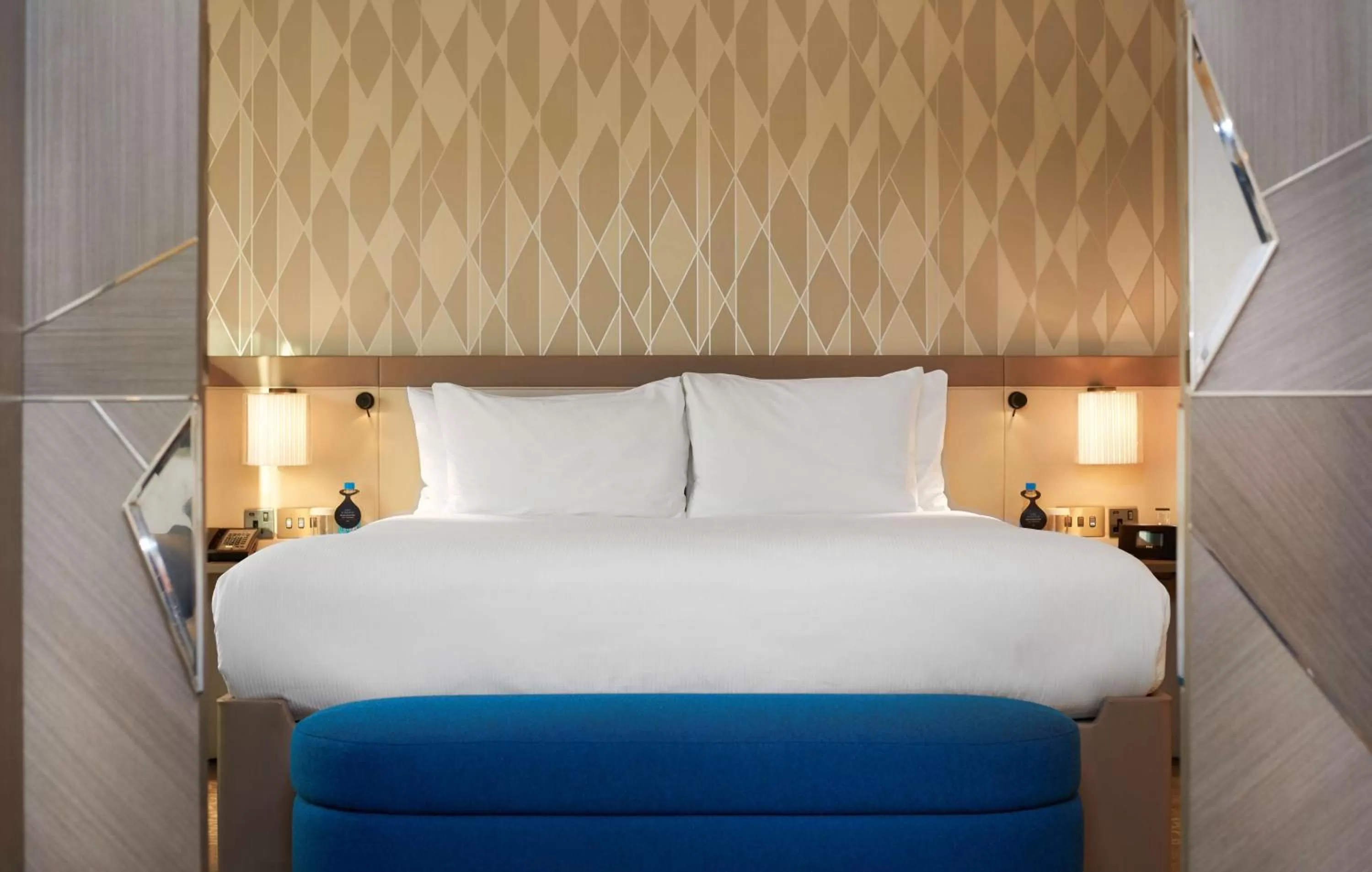 King Junior Suite with Lounge Access in Hilton London Heathrow Airport