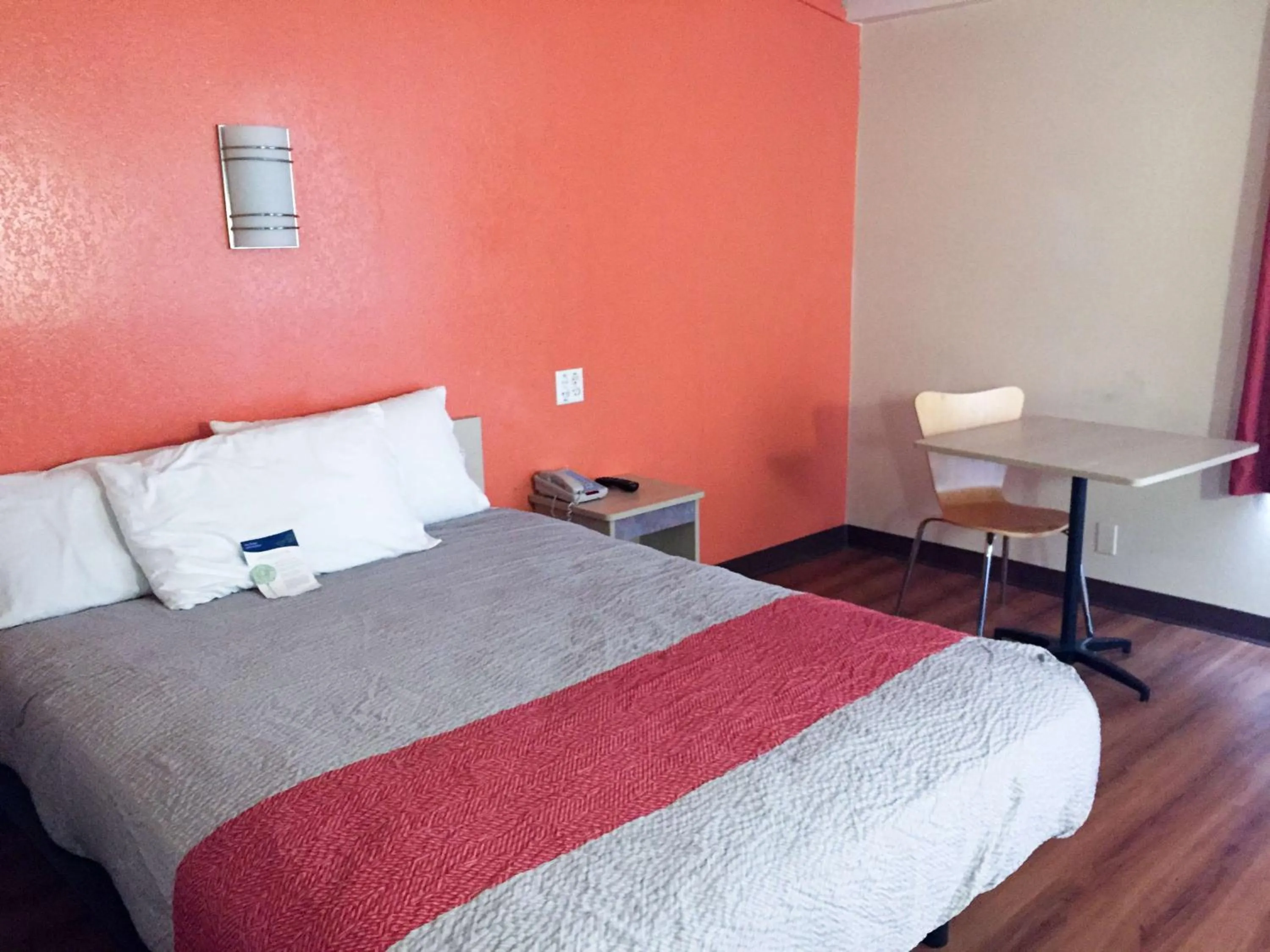 Queen Room - Non-Smoking in Motel 6-Warwick, RI - Providence Airport - I-95