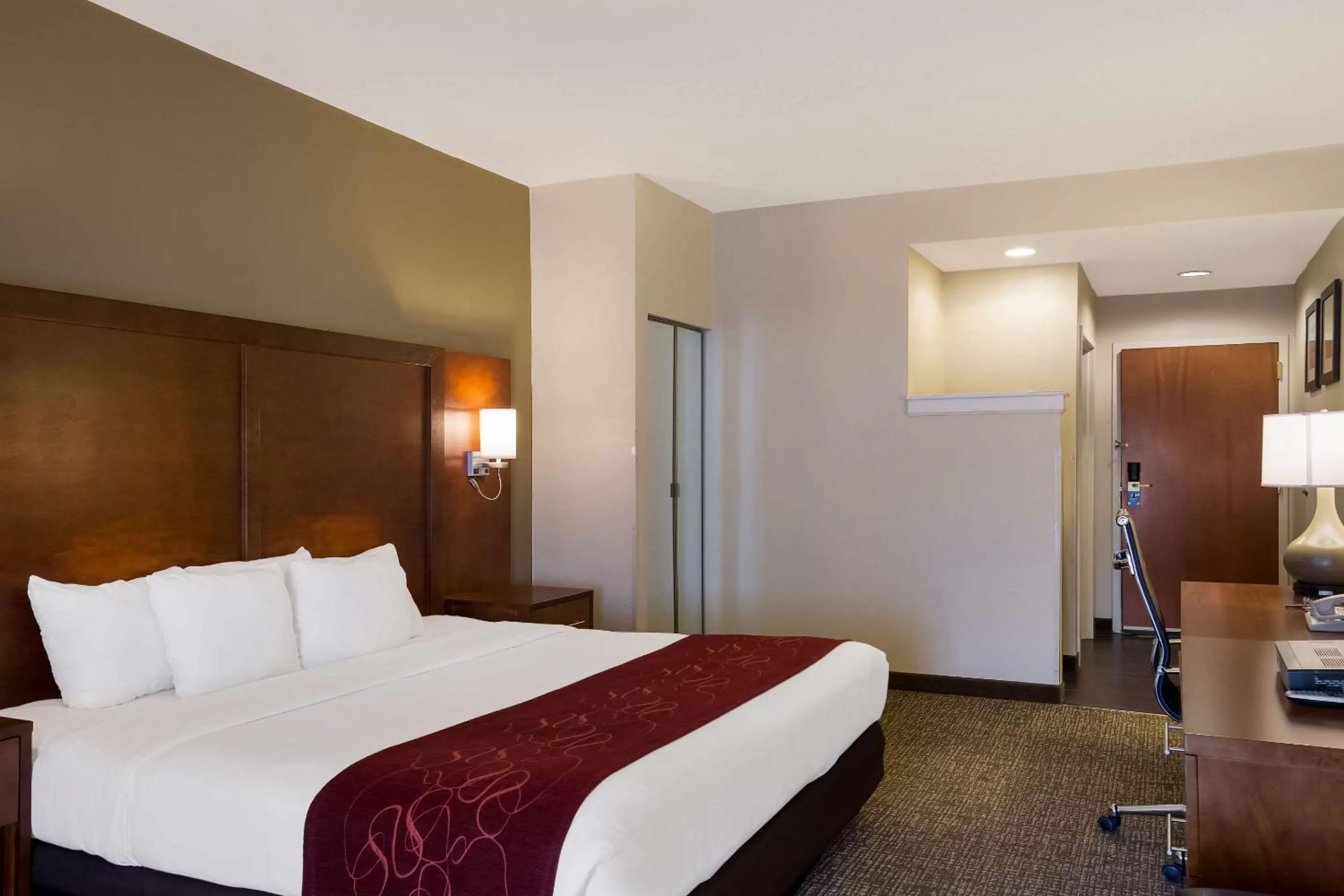 Queen Suite - Accessible/Non-Smoking in Comfort Suites Near University