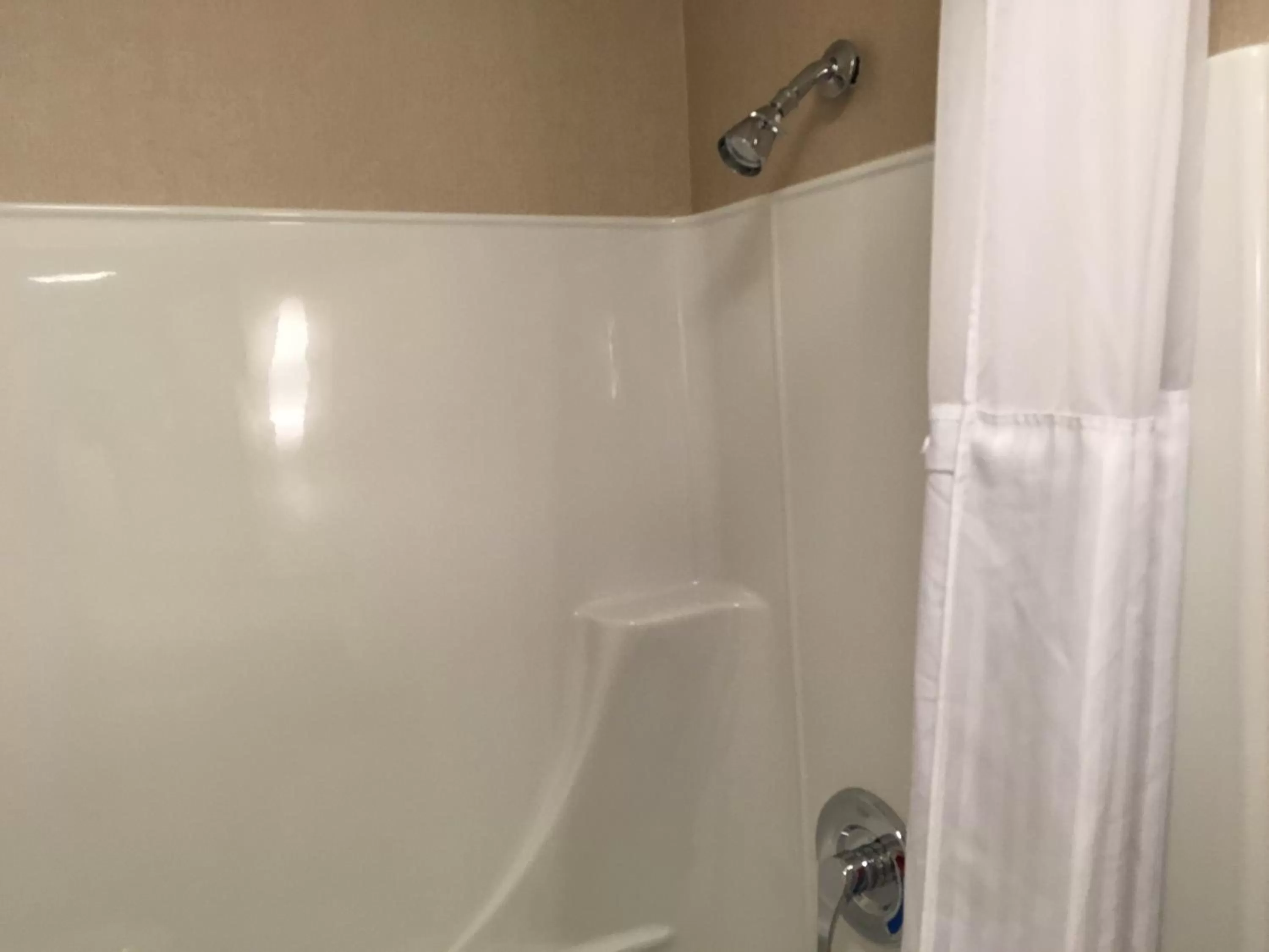 Standard King Room in Quality Inn Sept-Iles