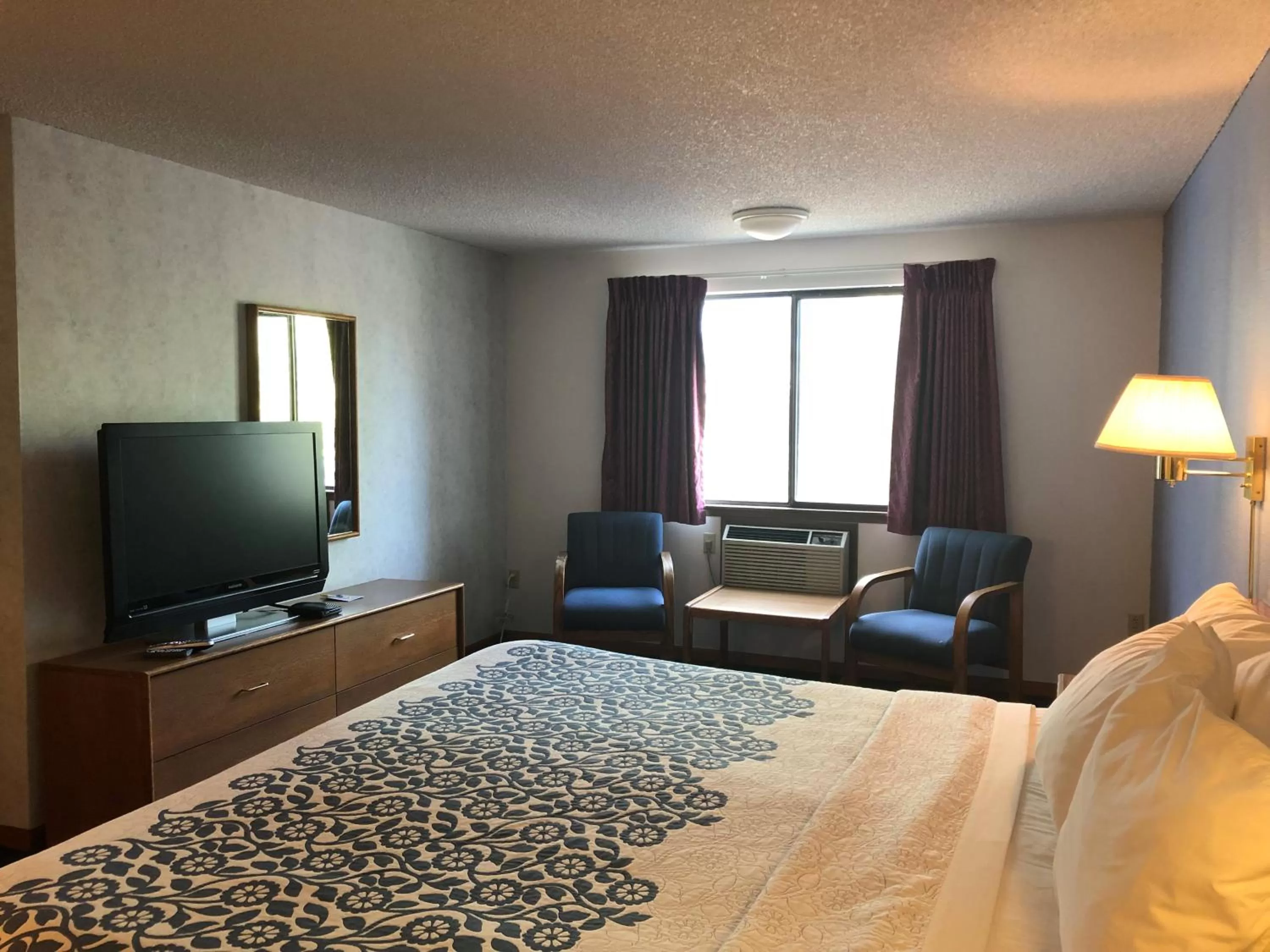 Queen Room - Disability Access - Non-Smoking in Days Inn by Wyndham Corvallis