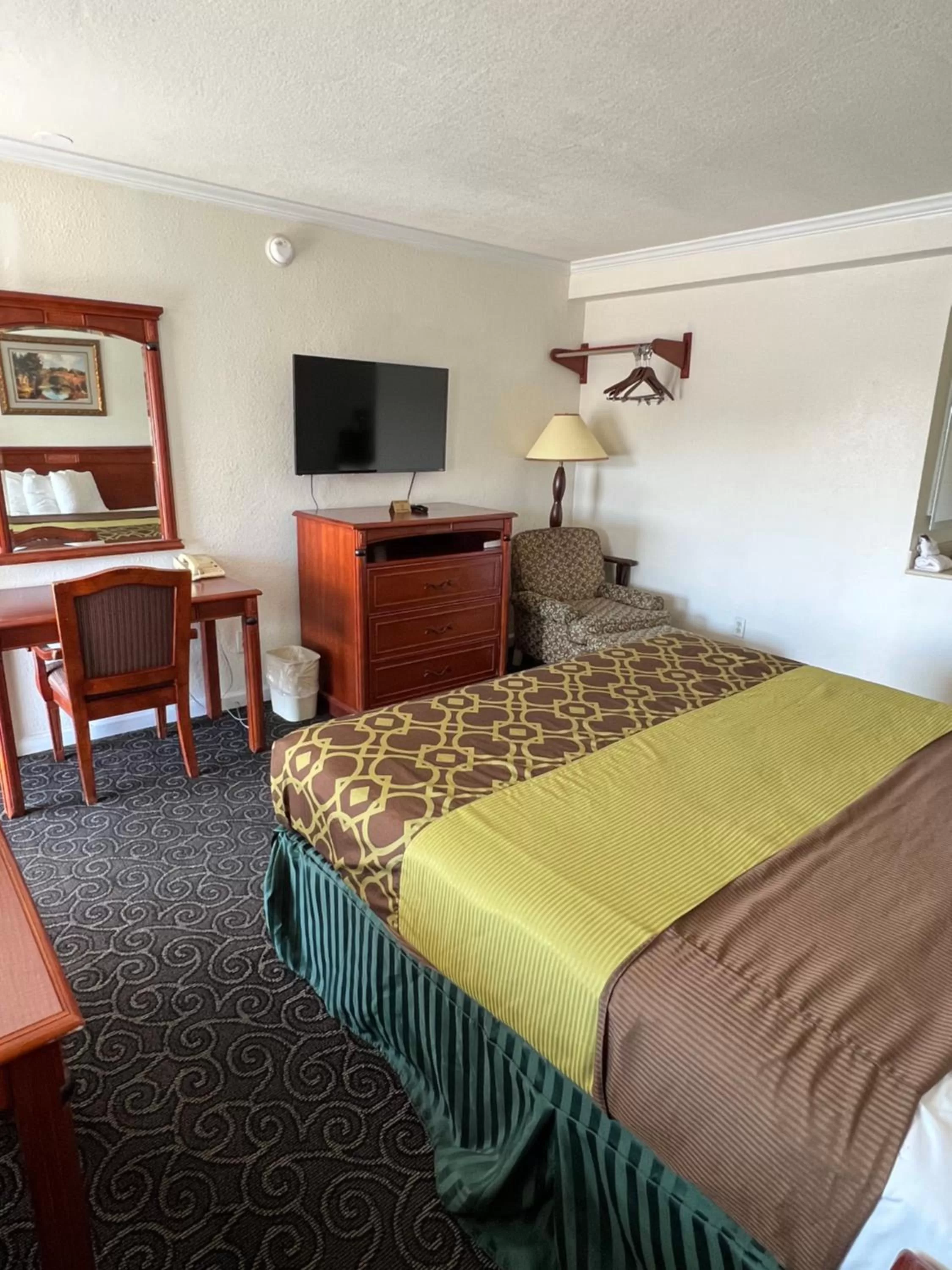 Queen Room - Non-Smoking in Americas Best Value Inn Hanford
