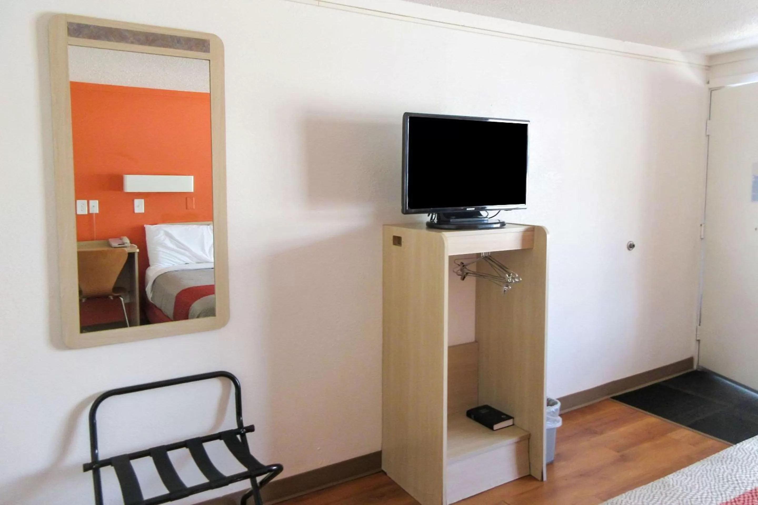 King Room - Non-Smoking in Rodeway Inn Altoona Orchard Plaza