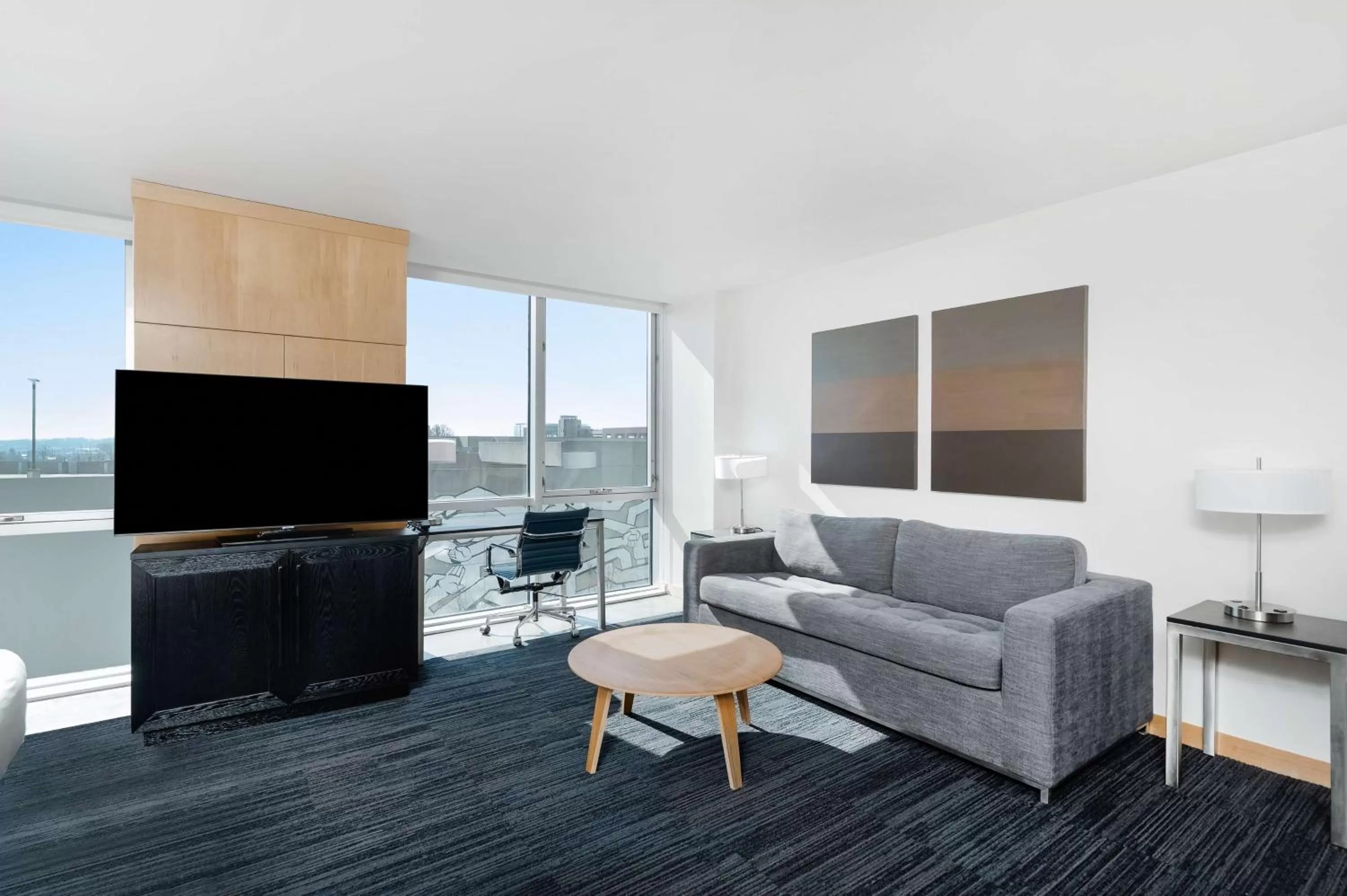 King Room with Kitchen and Roll-in Shower - Mobility Access in Hotelvetro Iowa City, Tapestry Collection By Hilton