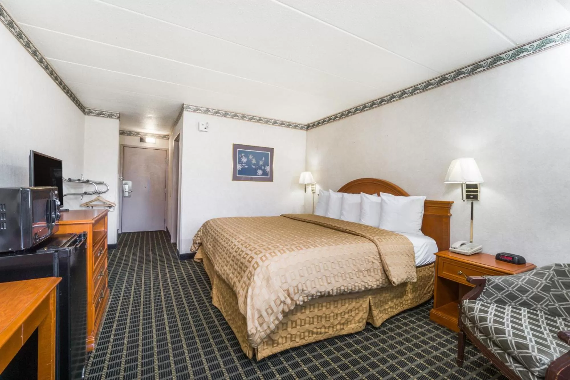 King Room with Roll-in Shower - Mobility Access/Non-Smoking in Days Inn by Wyndham Columbus East Airport