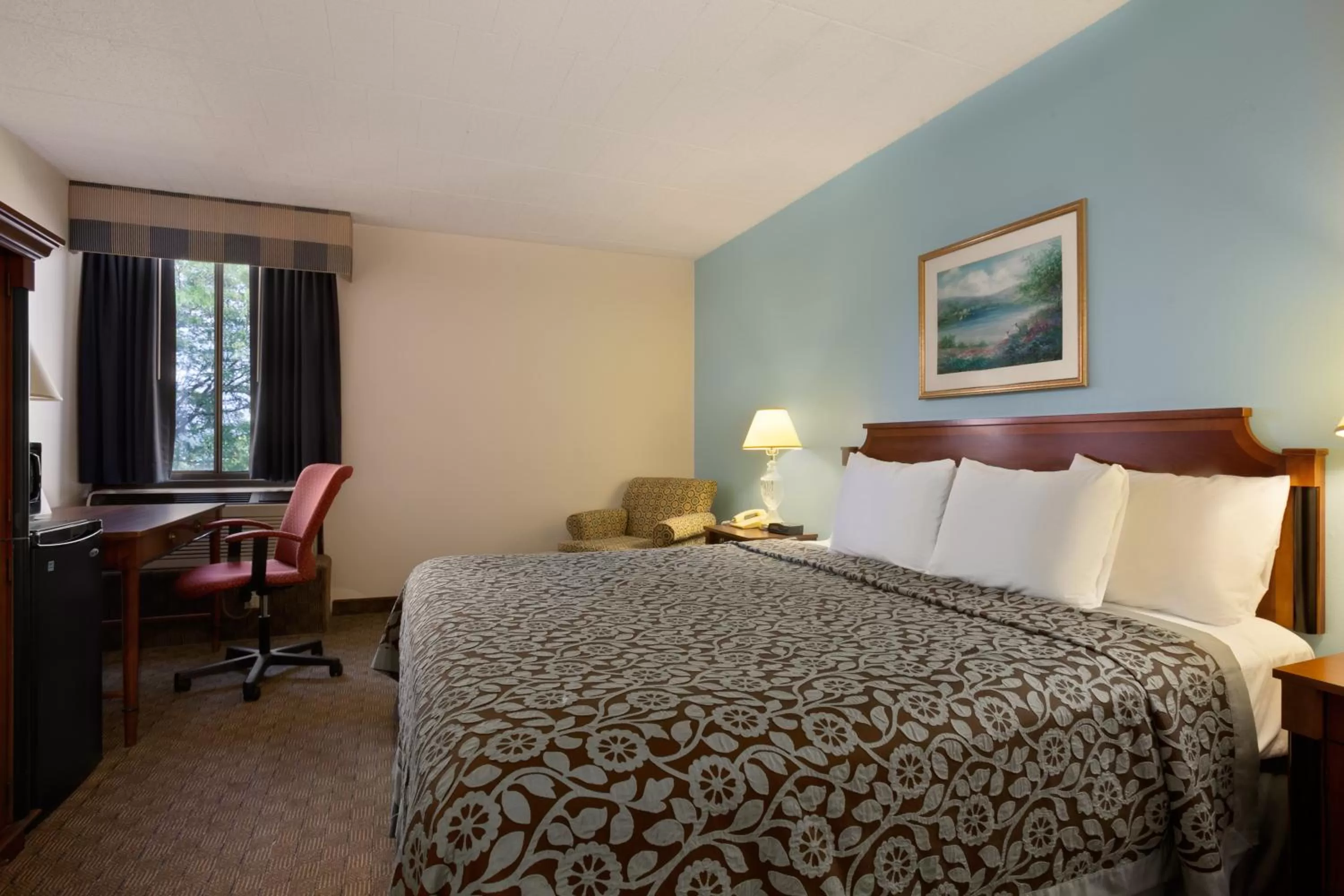 Queen Room - Disability Access/Non-Smoking in Days Inn by Wyndham Reading Wyomissing