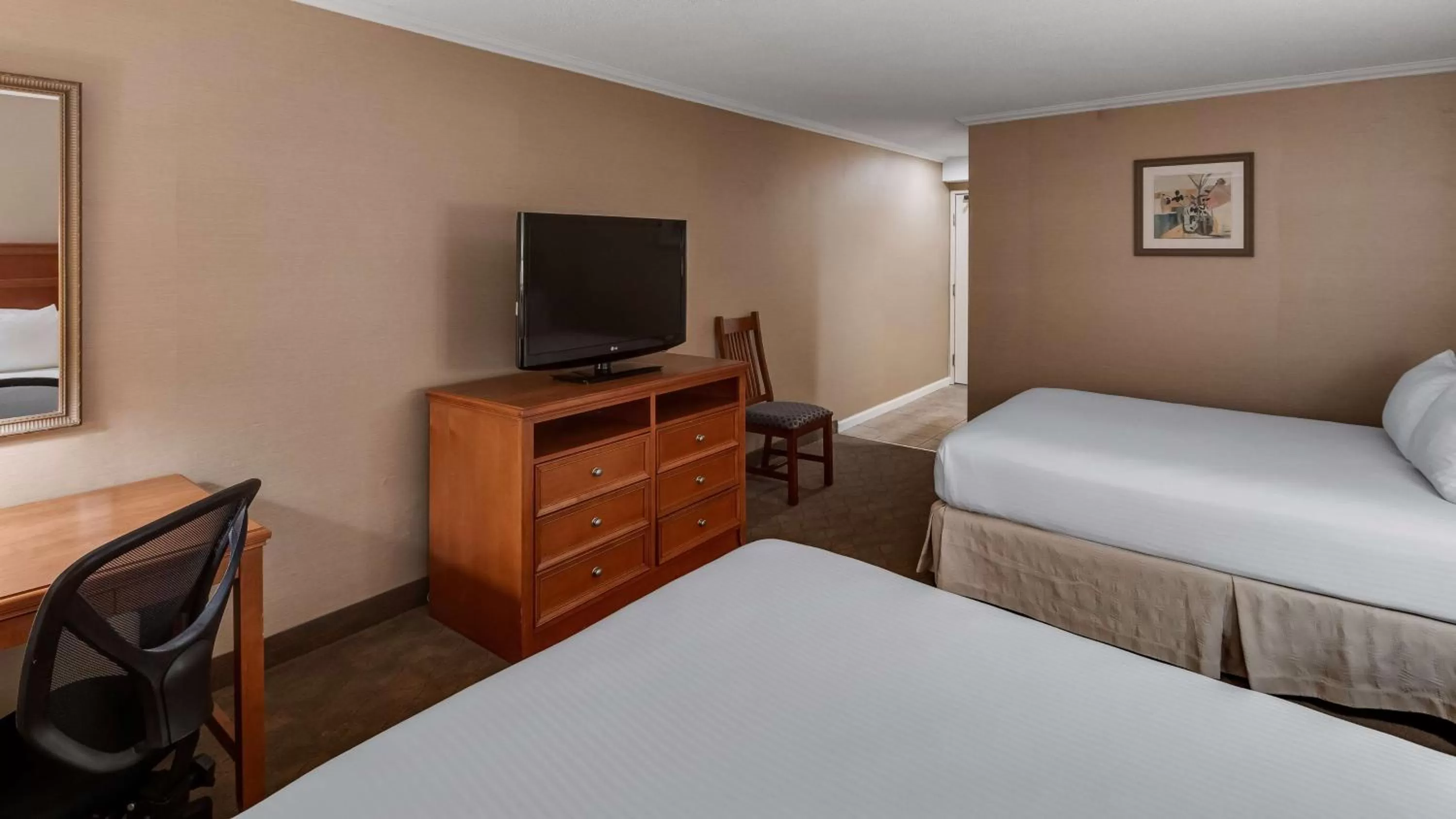 Queen Room with Two Queen Beds - Non-Smoking in Best Western Lapeer Inn