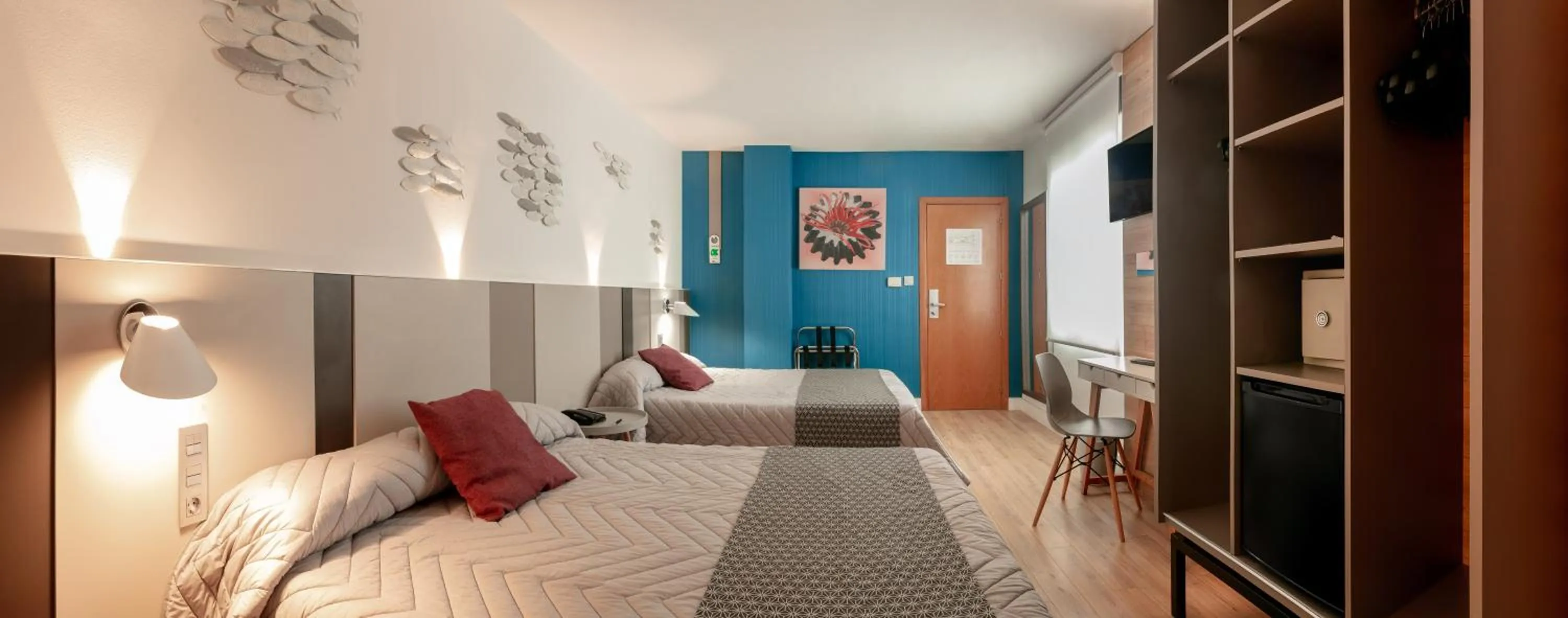 Basic Double Room (1 Adult + 1 Child) in Hotel Olympus