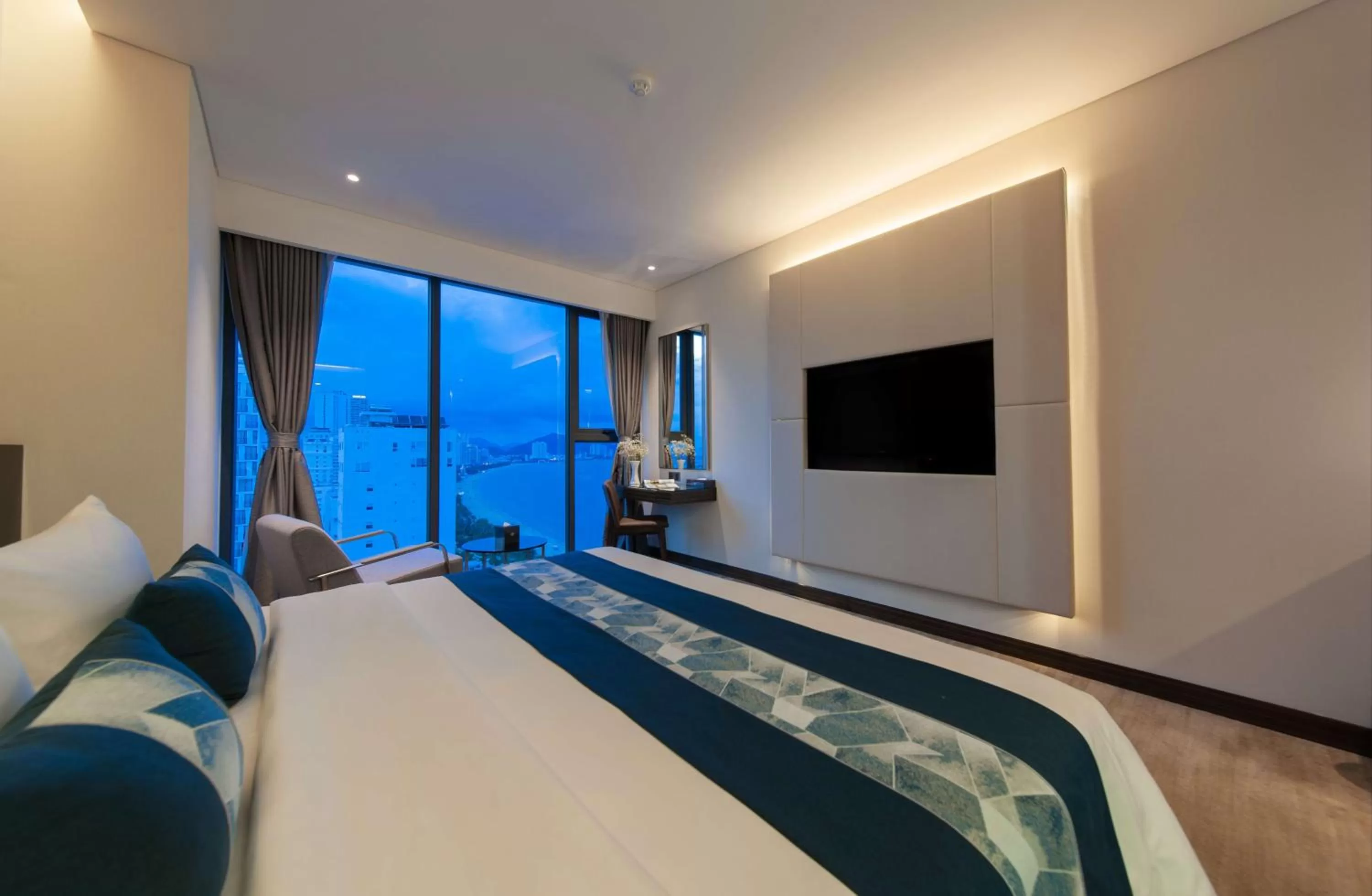 Grand Deluxe Queen  Partial sea view  in Queen Ann Nha Trang Hotel