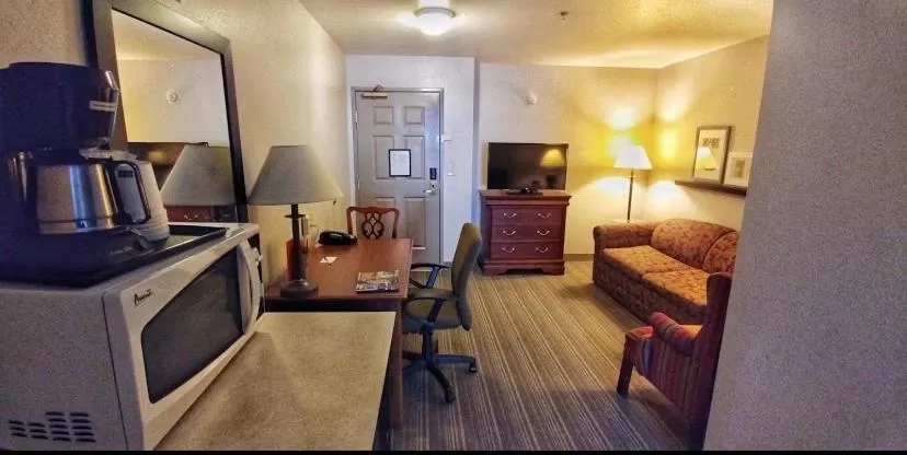 One-Bedroom King Suite - Non-Smoking in Country Inn & Suites by Radisson, Chambersburg, PA