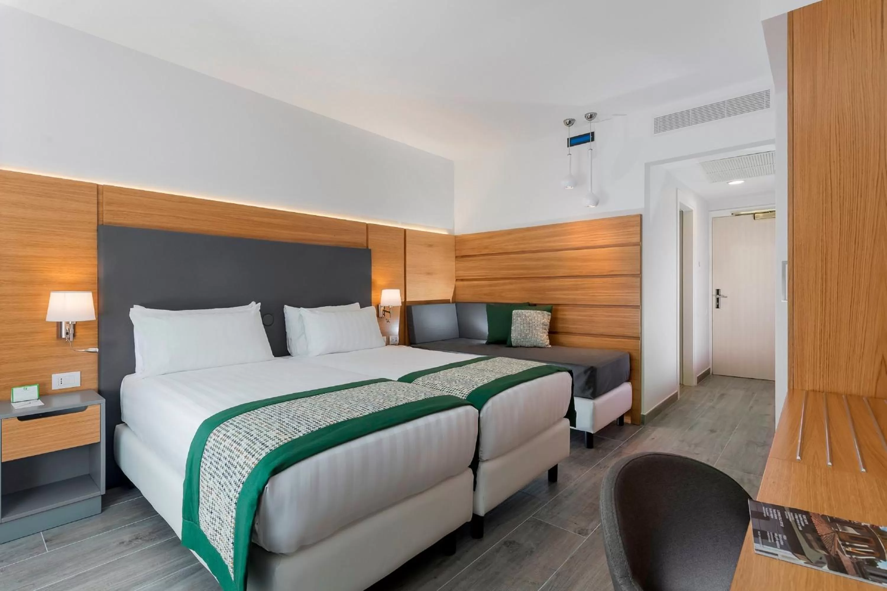 Premium Twin Room with Sofa Bed in Holiday Inn Naples by IHG