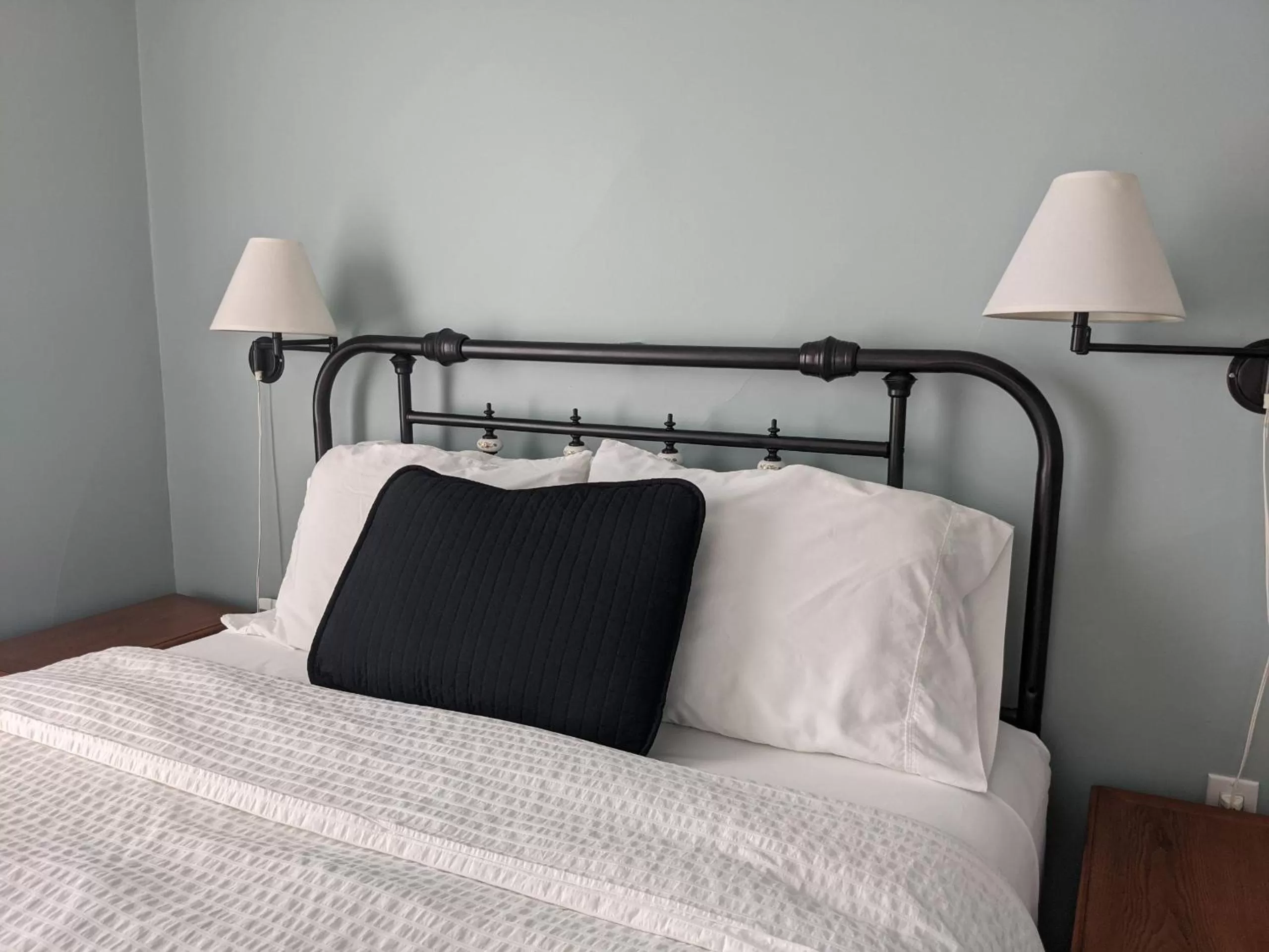 Queen Room in Colborne Bed and Breakfast