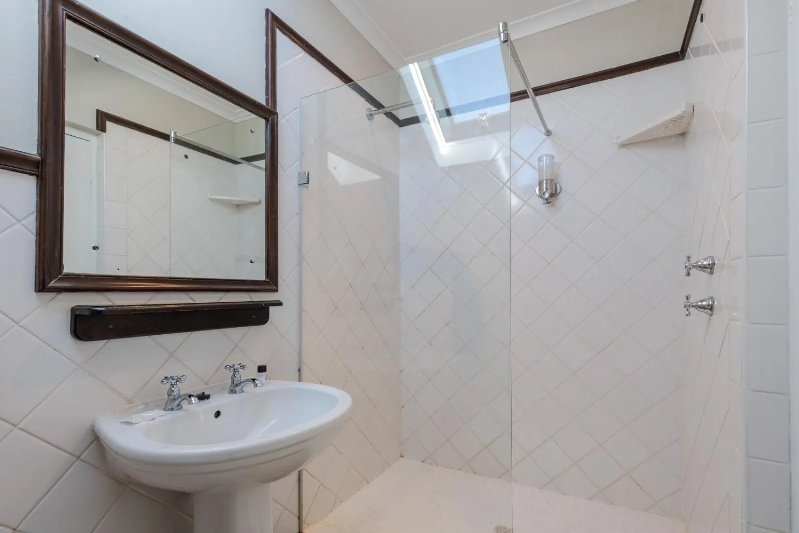 Double Room with Sea View and Shower in Blue Bay Lodge