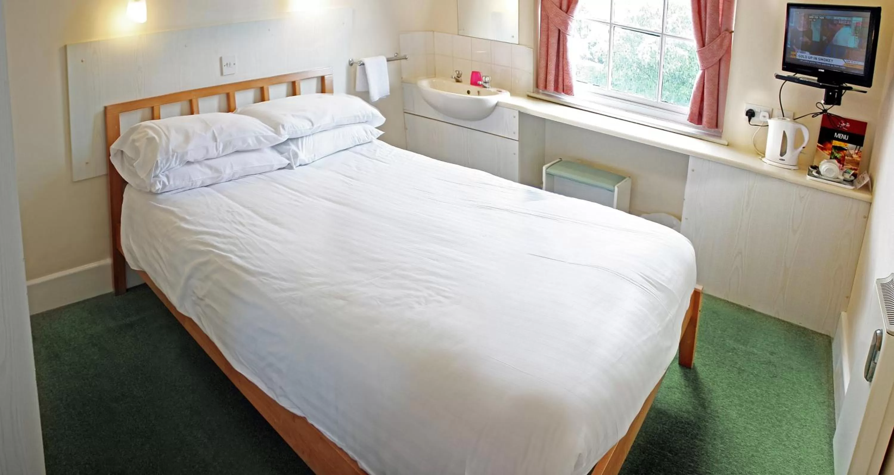 Double Room with Shared Bathroom in The Raven Hotel