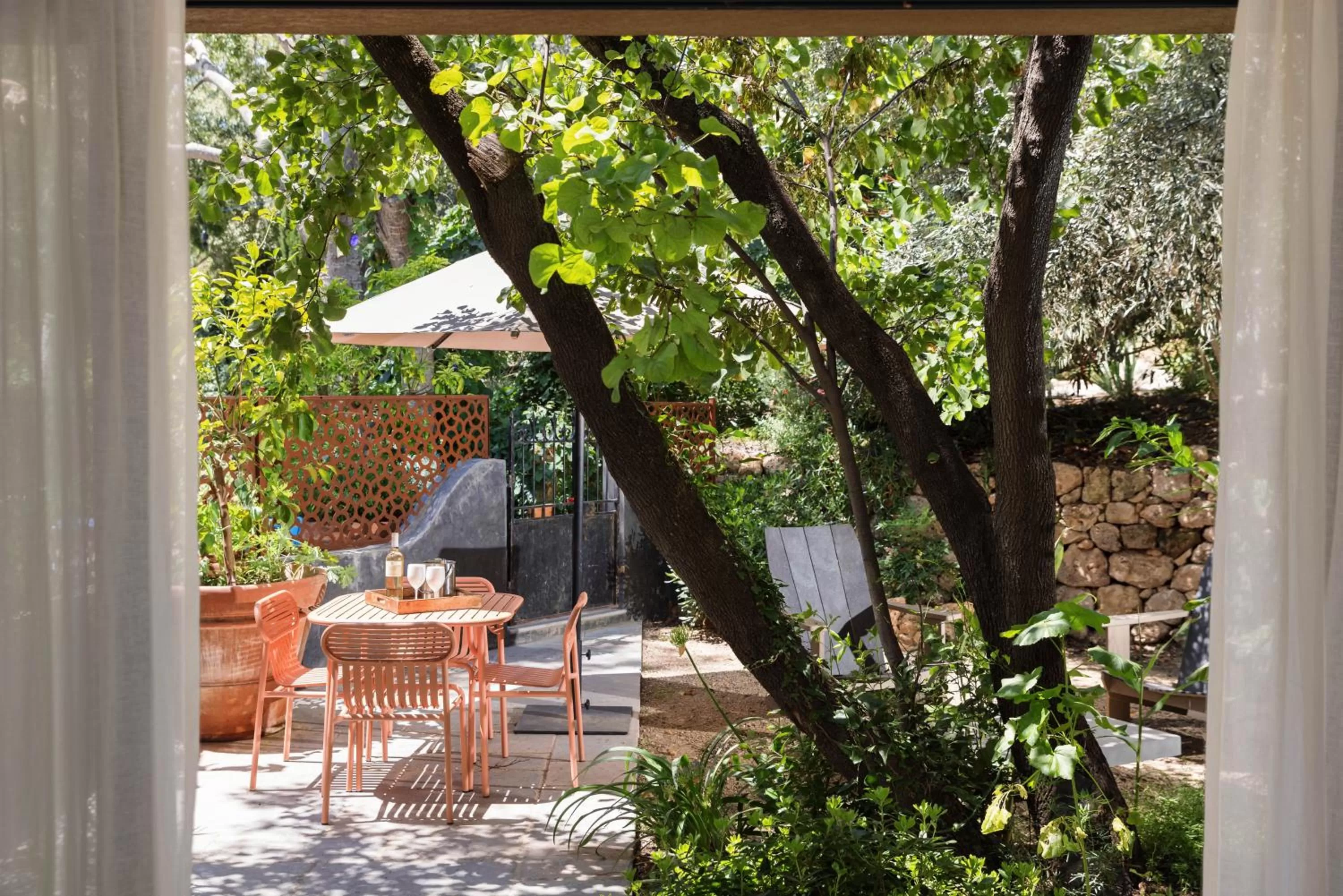 Deluxe Room (2 Adults + 1 Child) in LOU CALEN