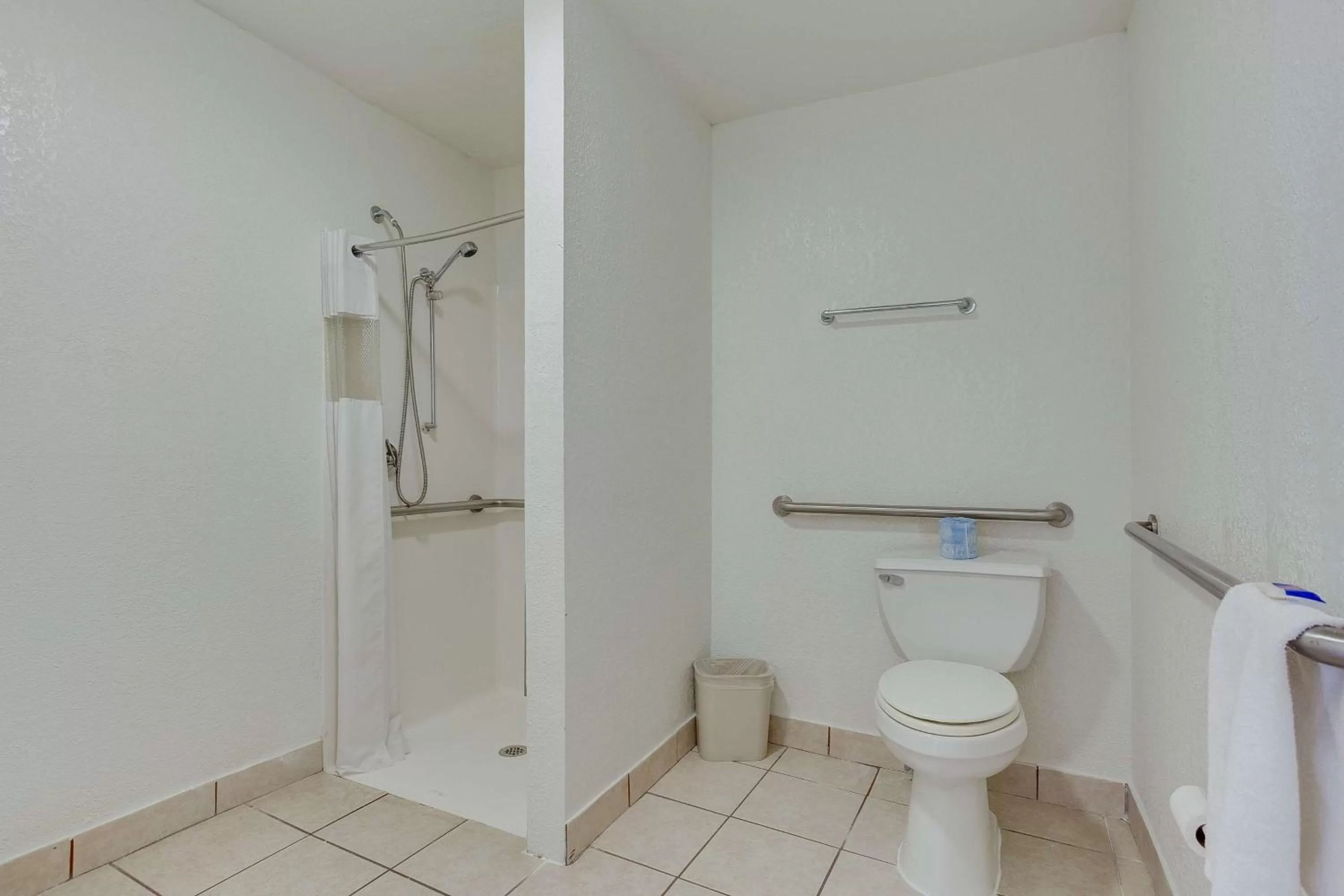 King Room with Roll-in Shower - Disability Access - Non-Smoking in Motel 6-El Paso, TX - West
