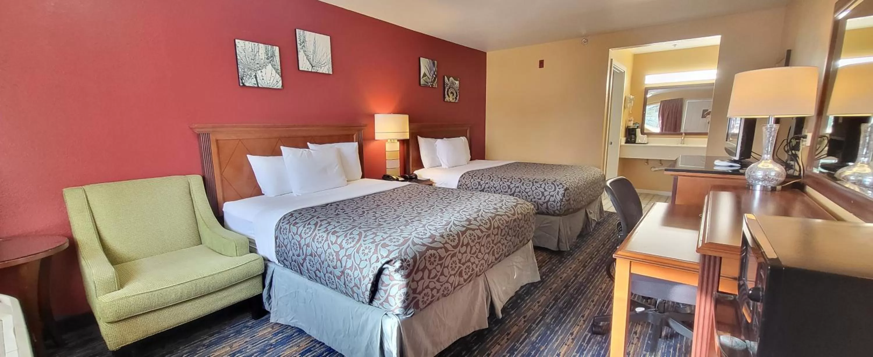 Deluxe Queen Room with Two Queen Beds - Non-Smoking in Olympic Inn & Suites Port Angeles