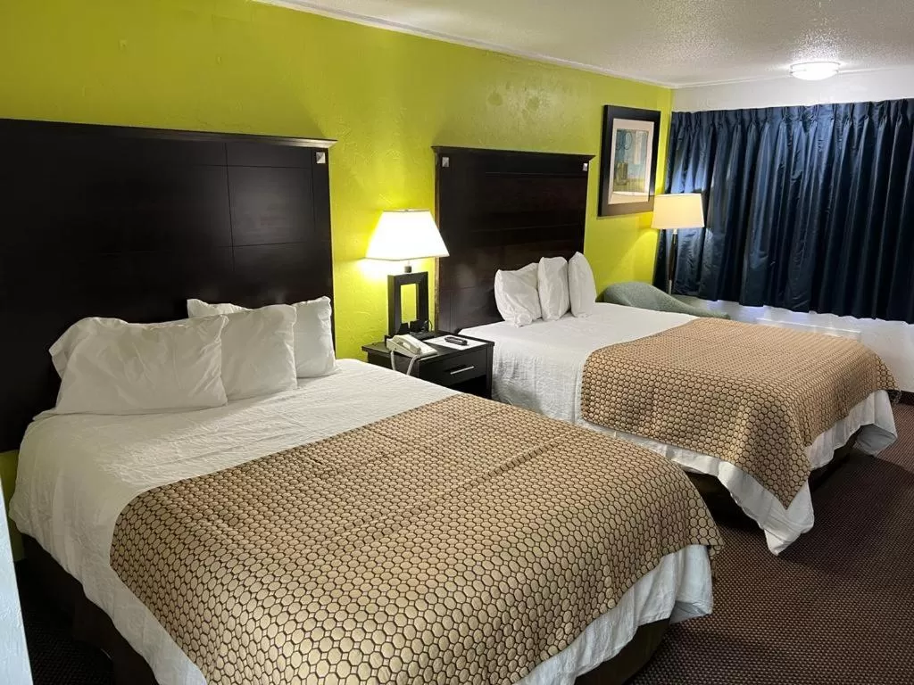 Queen Room Nonsmoking-pet-friendly in Driftwood Inn - Lake City
