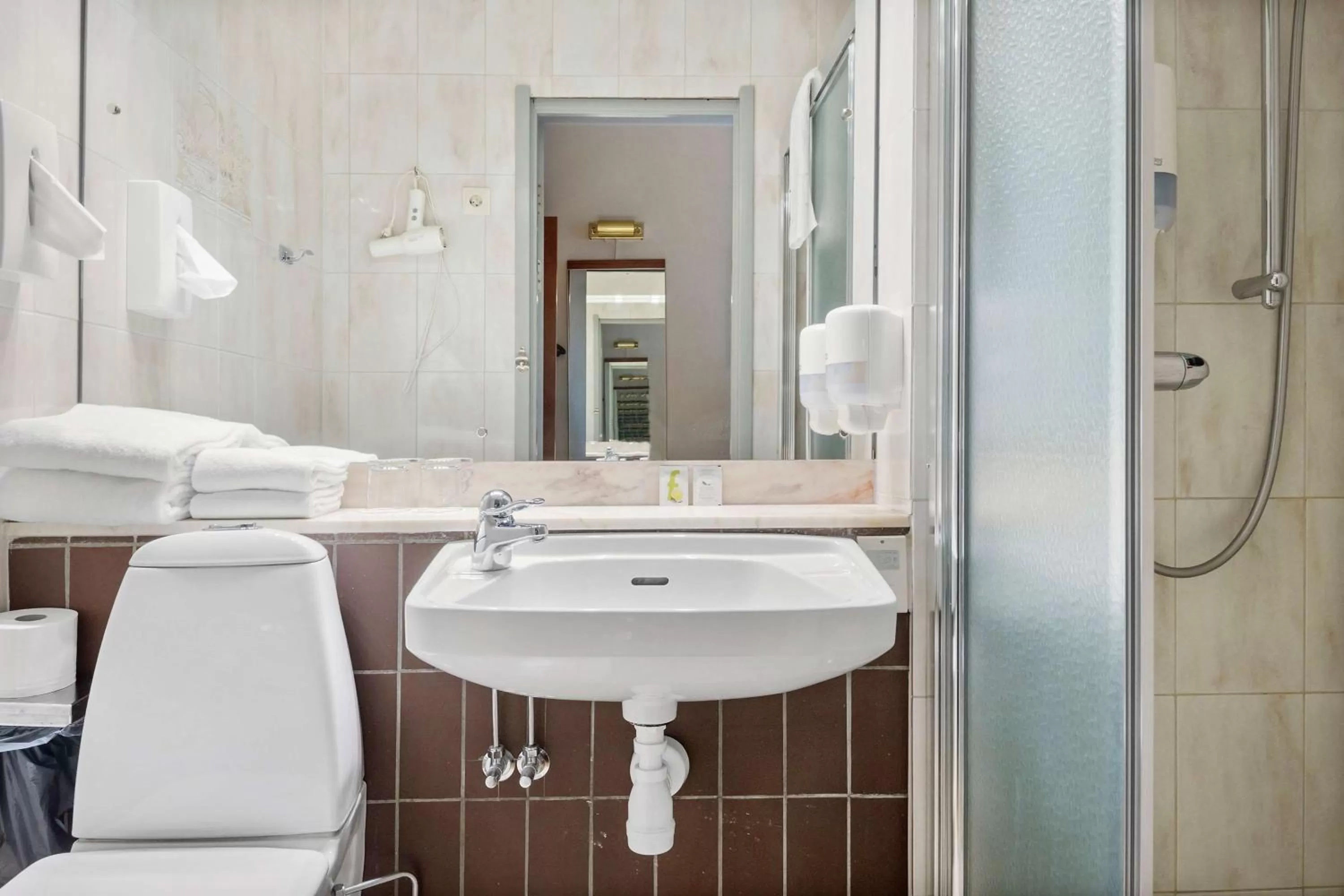 Standard Queen Room with Queen Bed - Non-Smoking in Sure Hotel by Best Western Focus