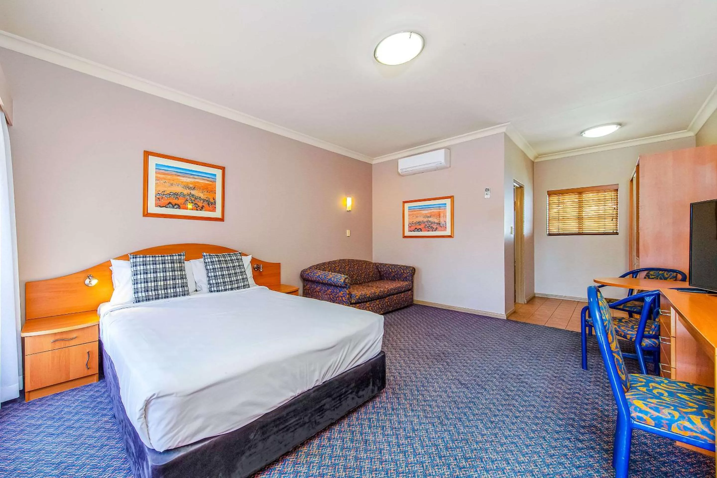 Queen Suite with Sofa Bed in Quality Inn Penrith Sydney