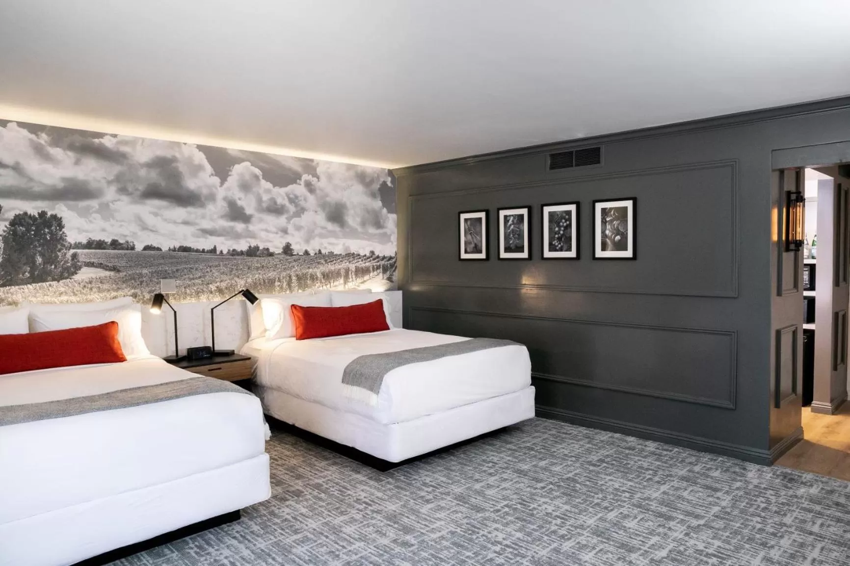 Superior Two Queens in Vinland Hotel and Lounge